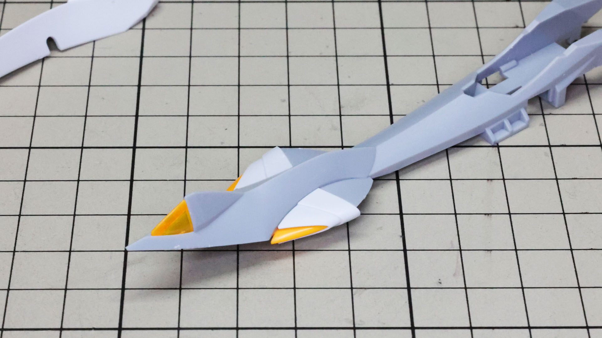 これは機首下部のディテールです。イエローのクリアーパーツが使われます