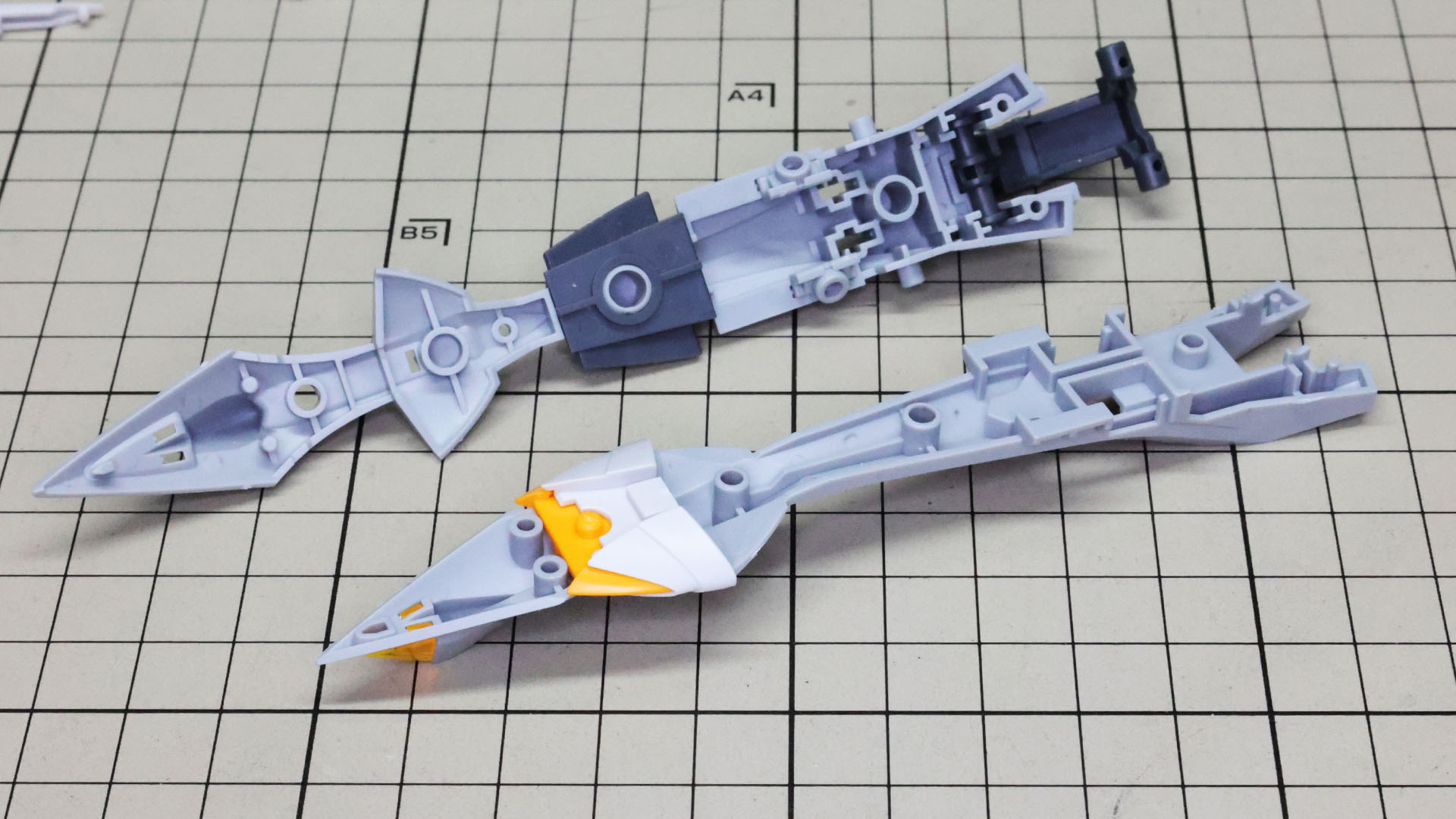 各部のカラー再現パーツを取り付けます