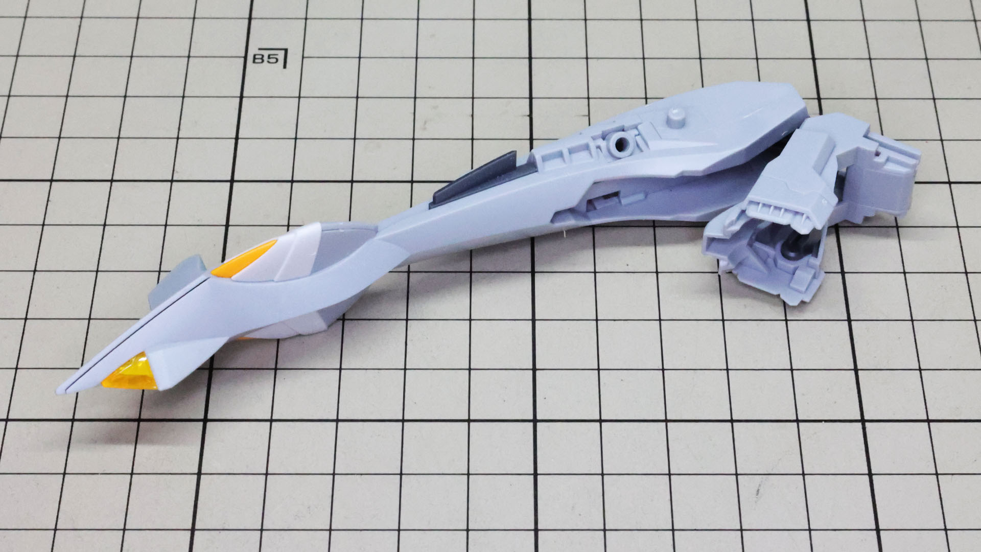 後部に頭部保護のパーツを取り付けます