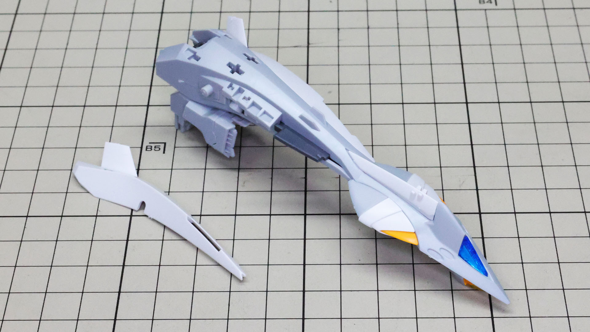 サイドにフィンが付いた加飾パーツを取り付けます