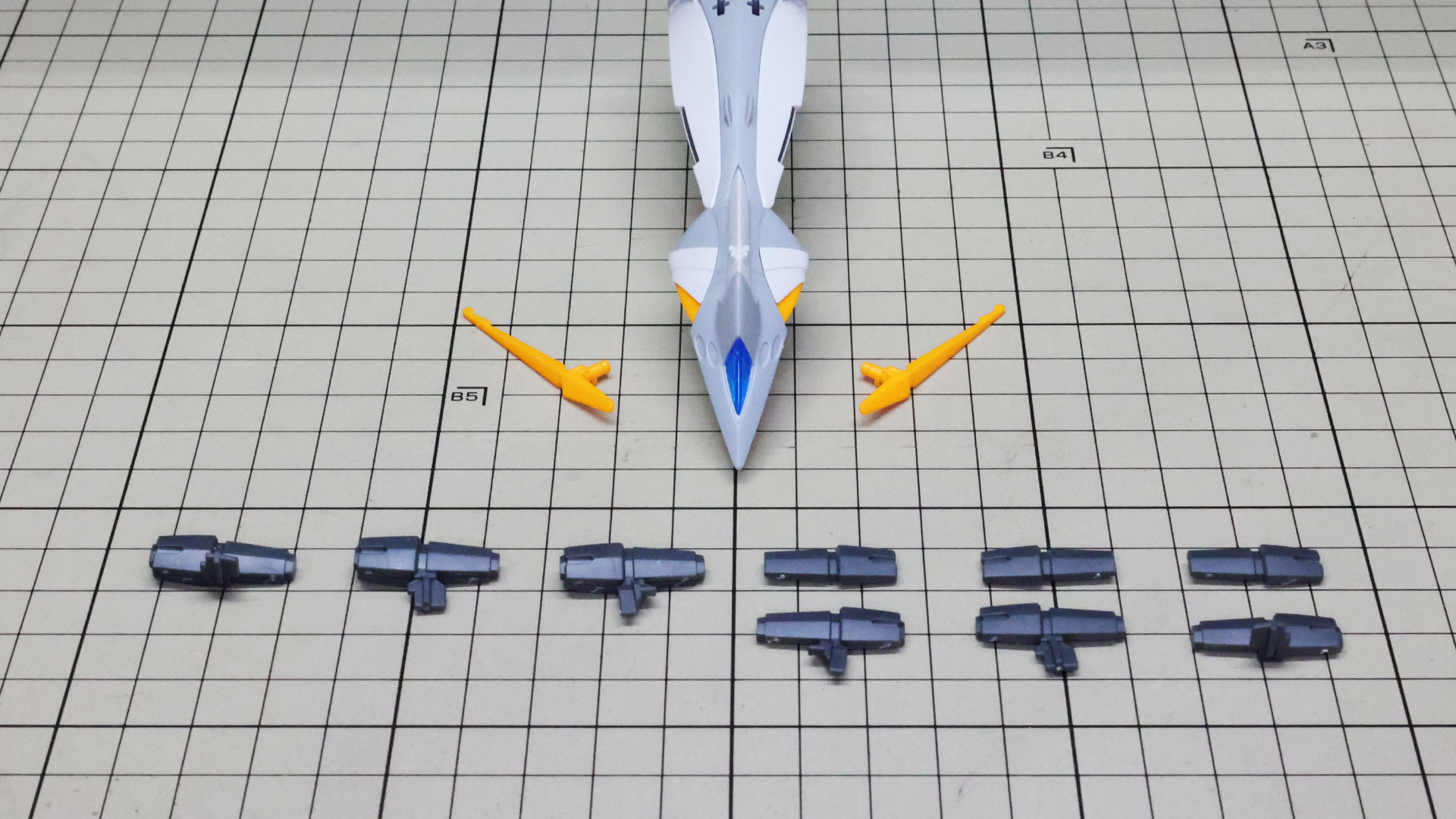 大きなアンテナと上面に取り付けられるミサイル群を組んでいきます