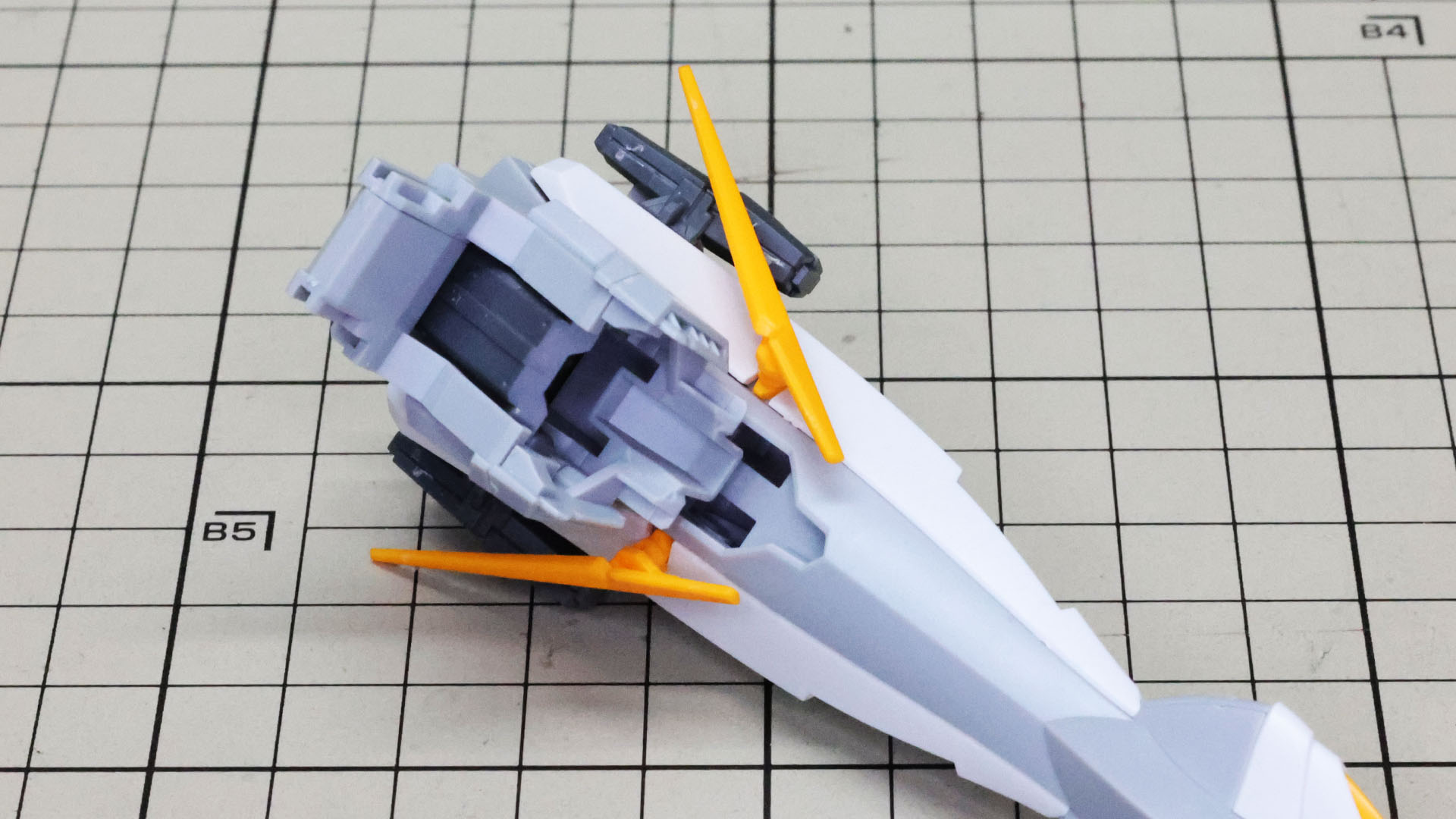 底面には量産型νガンダムのアンテナを逃がす部分が用意されています