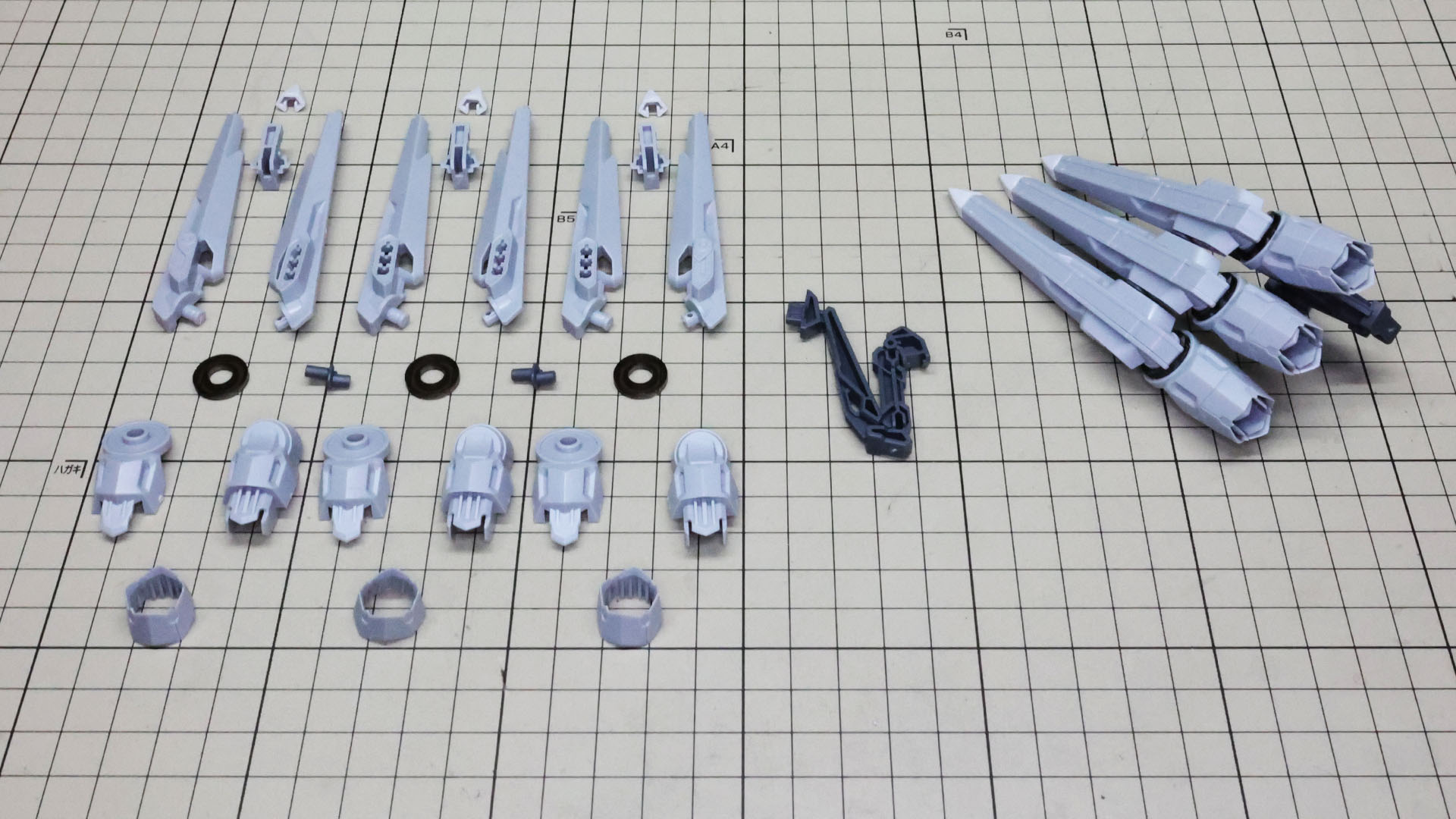 3基分のシェルフ・ノズル本体に注目。中央用は左右接続用に両方の軸穴が用意されています