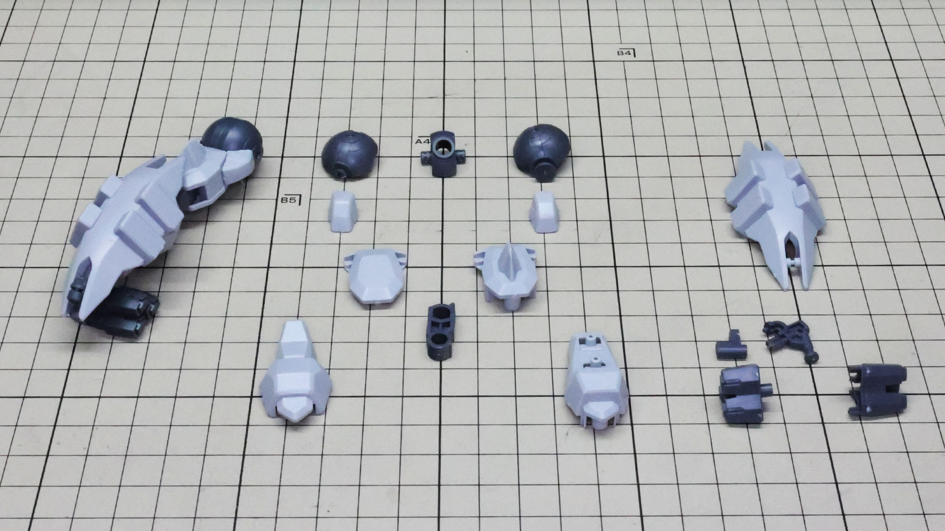 右腕を組んであります。パーツはとても少ないのですが二重関節の肘部もしっかり用意されていて楽しい部分です