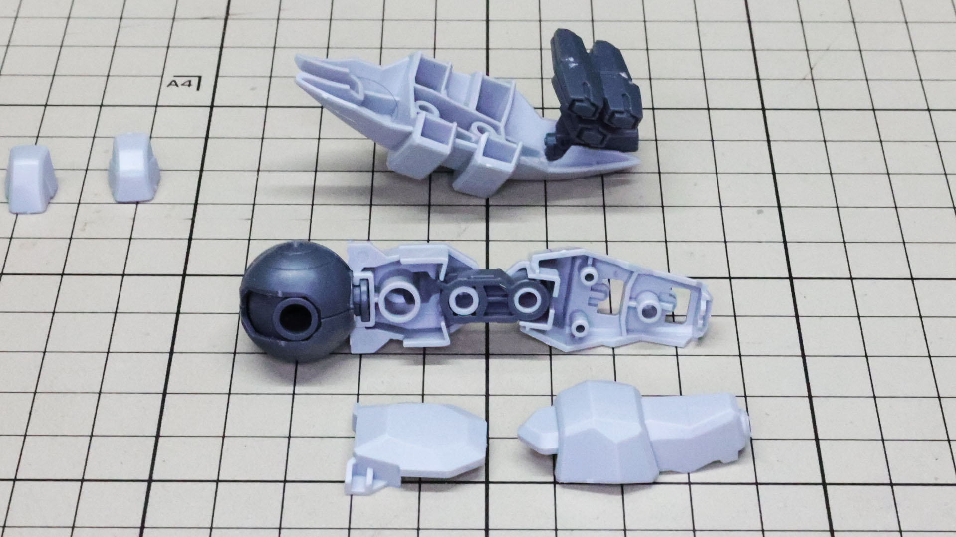 前腕に取り付けられる簡易シールド的な部分の先にはミサイルが用意され、変形時に外側へ回転移動します