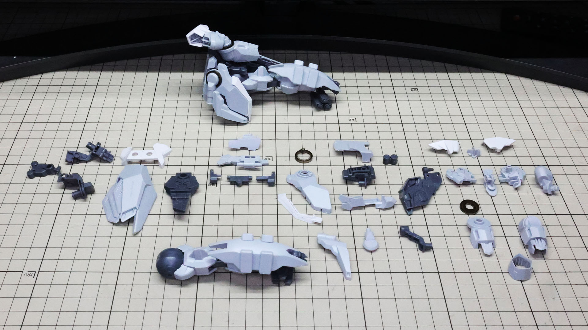 腕部の組み立てはここからが本番！ 巨大な肩部を組んでいきます