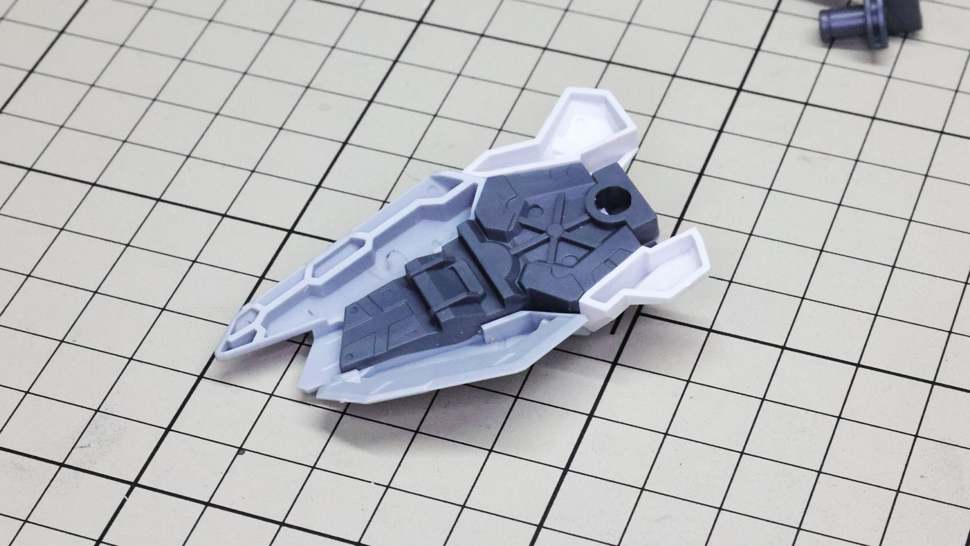 背面側の肩アーマーを組みます。メカフレームが取り付けられ、これが量産型νガンダムのシールド代わりにもなります