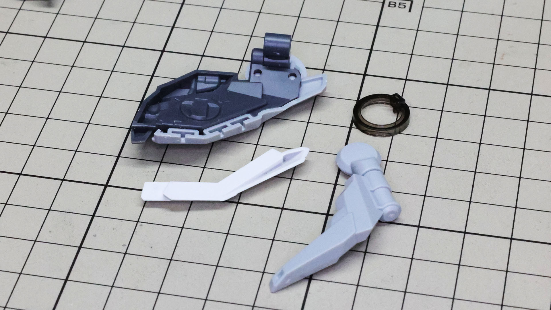 前側の展開可動する装甲を組んでいきます