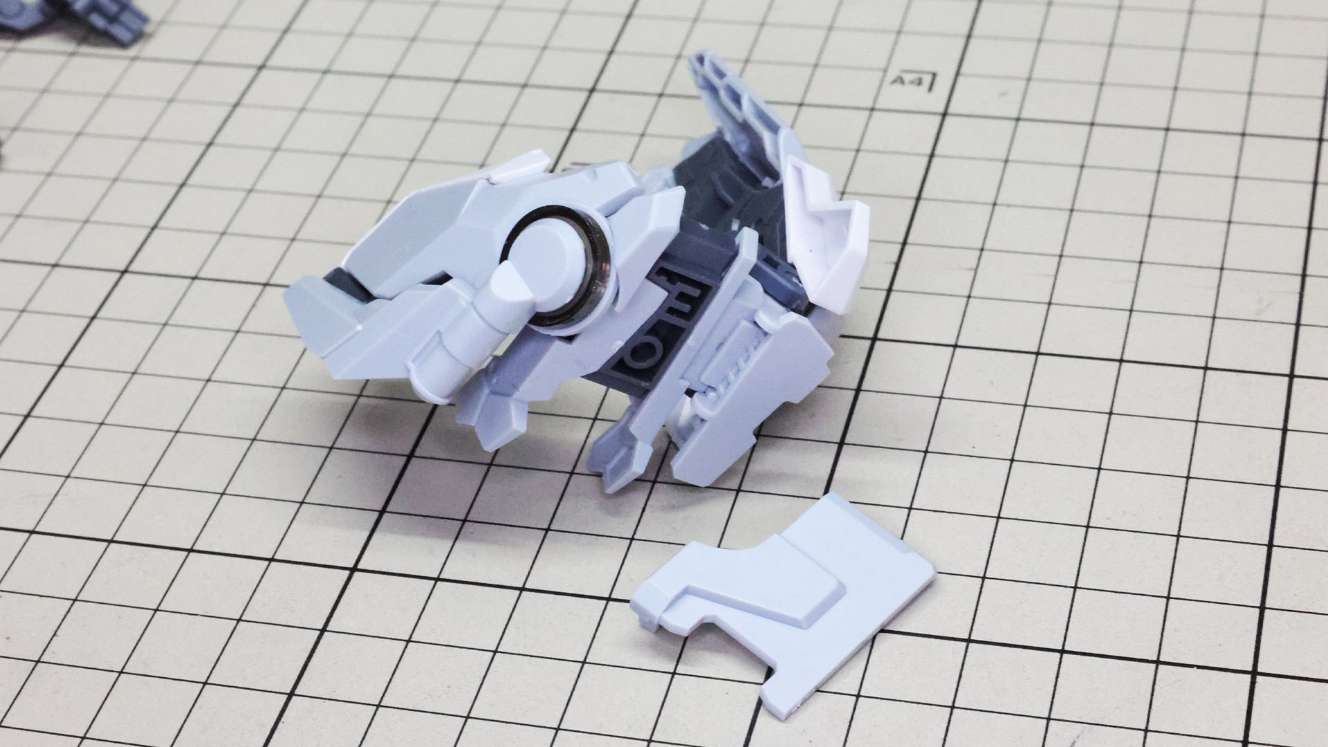 前後装甲を上面パーツで接続完了、カバー装甲を取り付けます