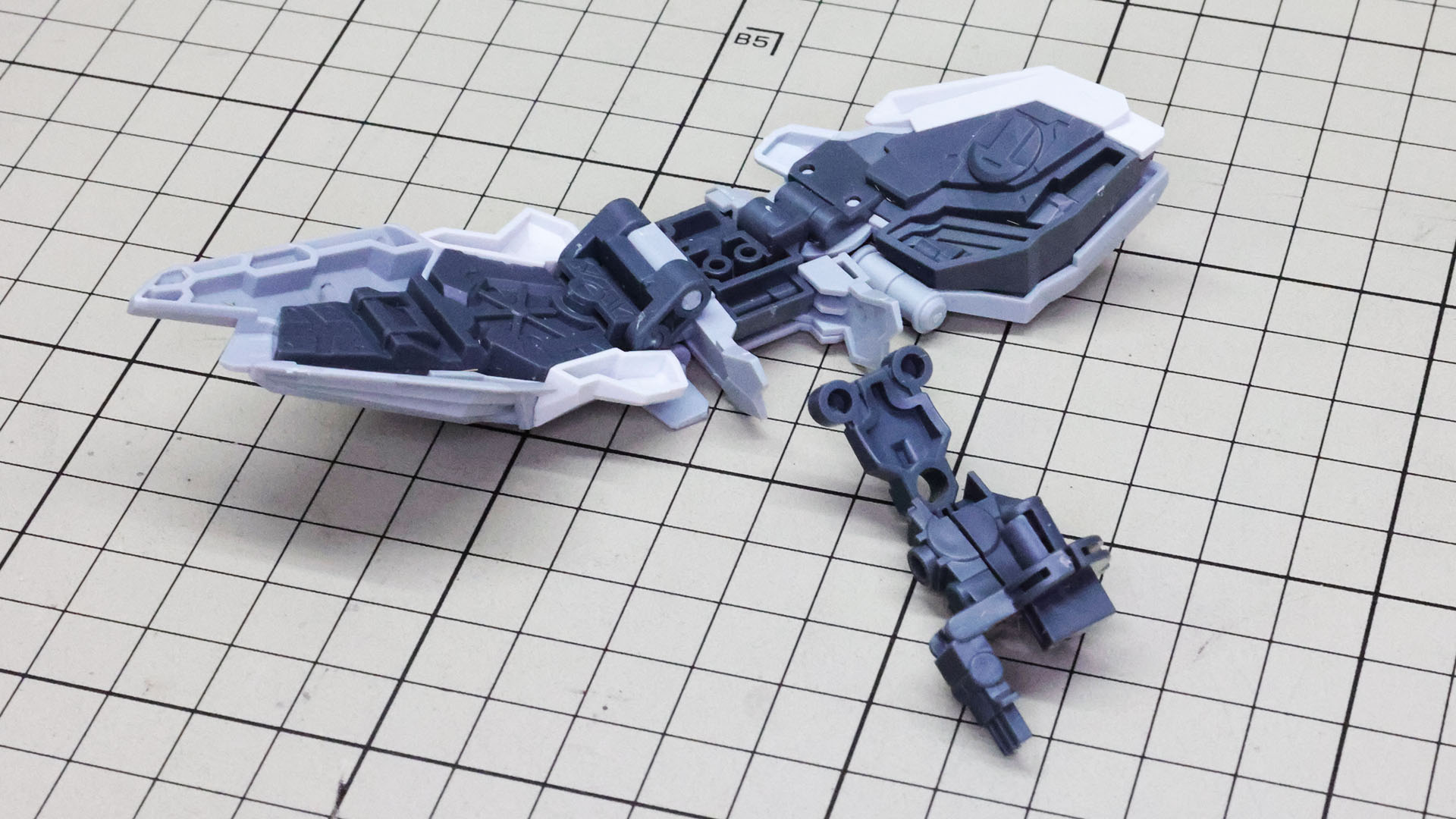 これは肩アーマー内側から取り付けます