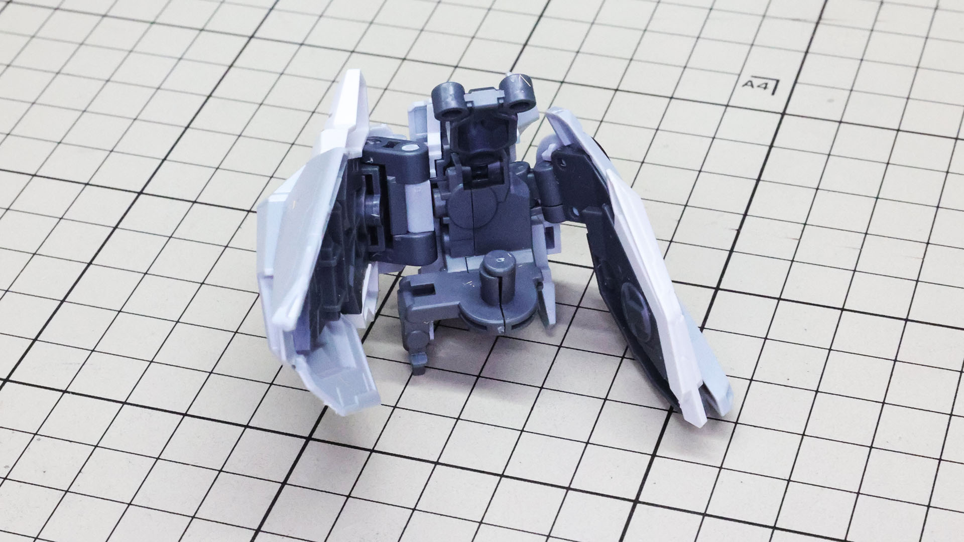 太い軸に腕部が接続されます