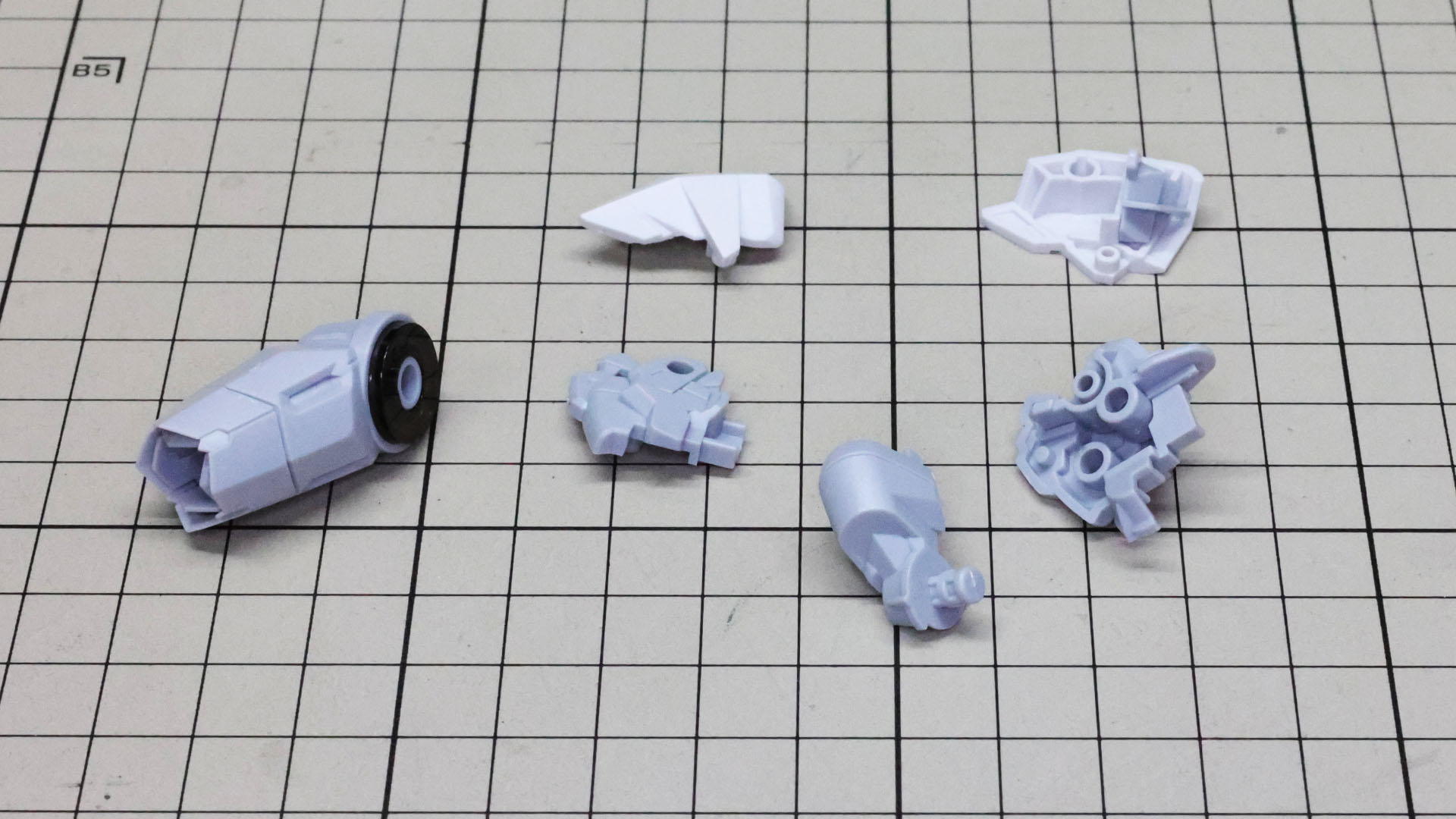 肩アーマー外側に位置する推進機を組みます。構造はこれまでの推進機とさほど変わりません