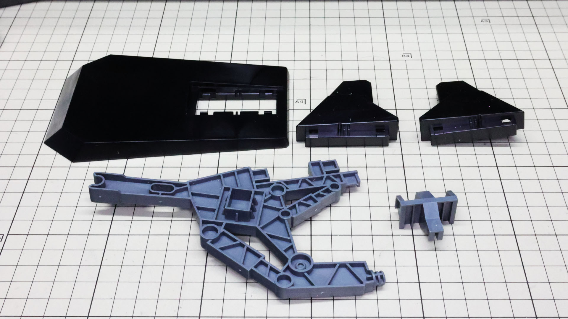 大型の機体用にがっちりしたアームが用意されたディスプレイベースのパーツ群