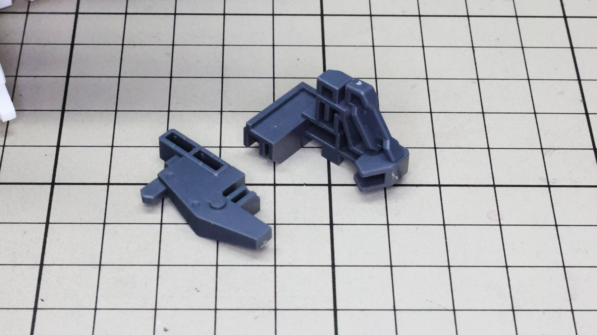 アリュゼウス組立の最終段階に移ります。これは量産型νガンダムのバックパック側面に取り付けるアタッチメントです