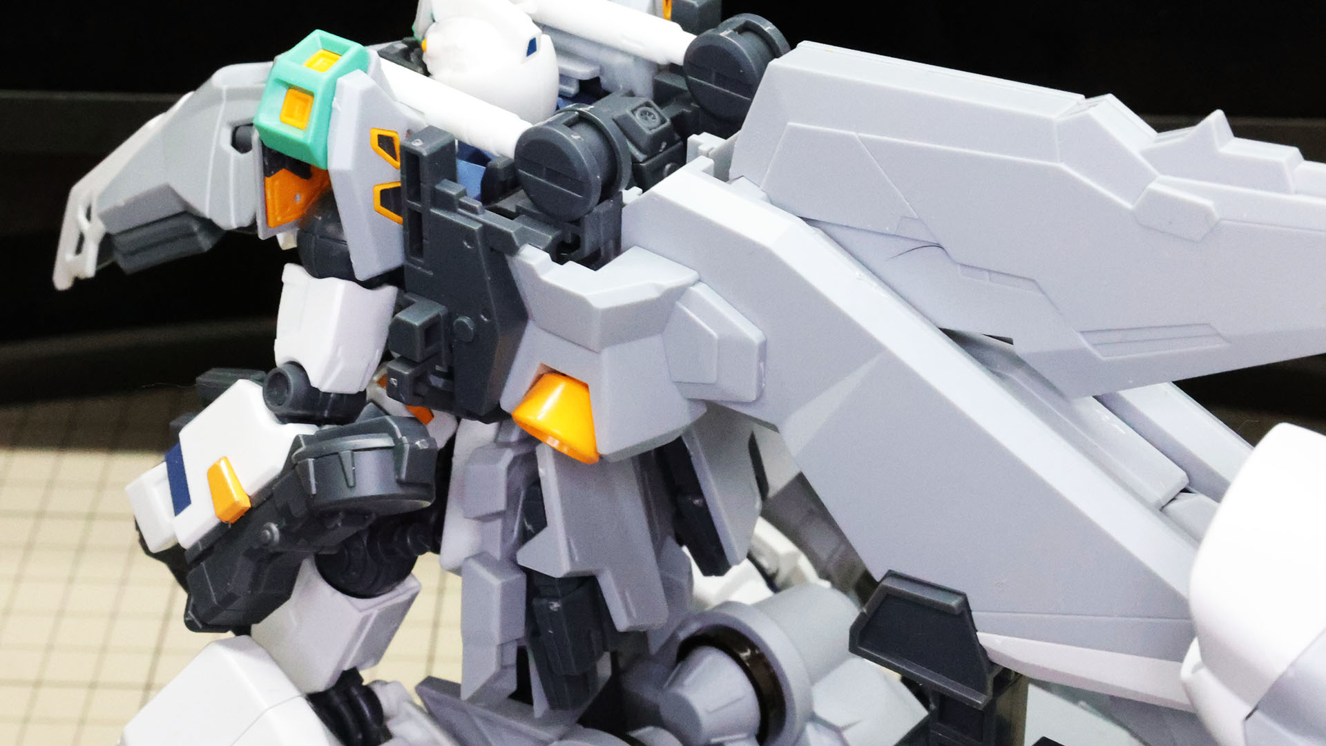 股関節とスタビライザーの推進機でディスプレイベースに接続されて安定性も高いです