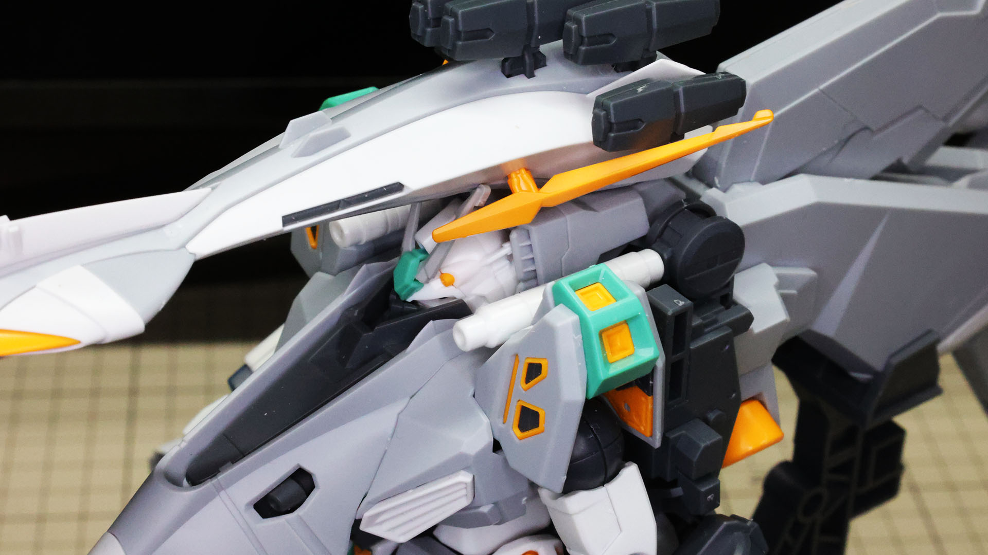 量産型νガンダムのアンテナをよく確認しながら機首を取り付けます