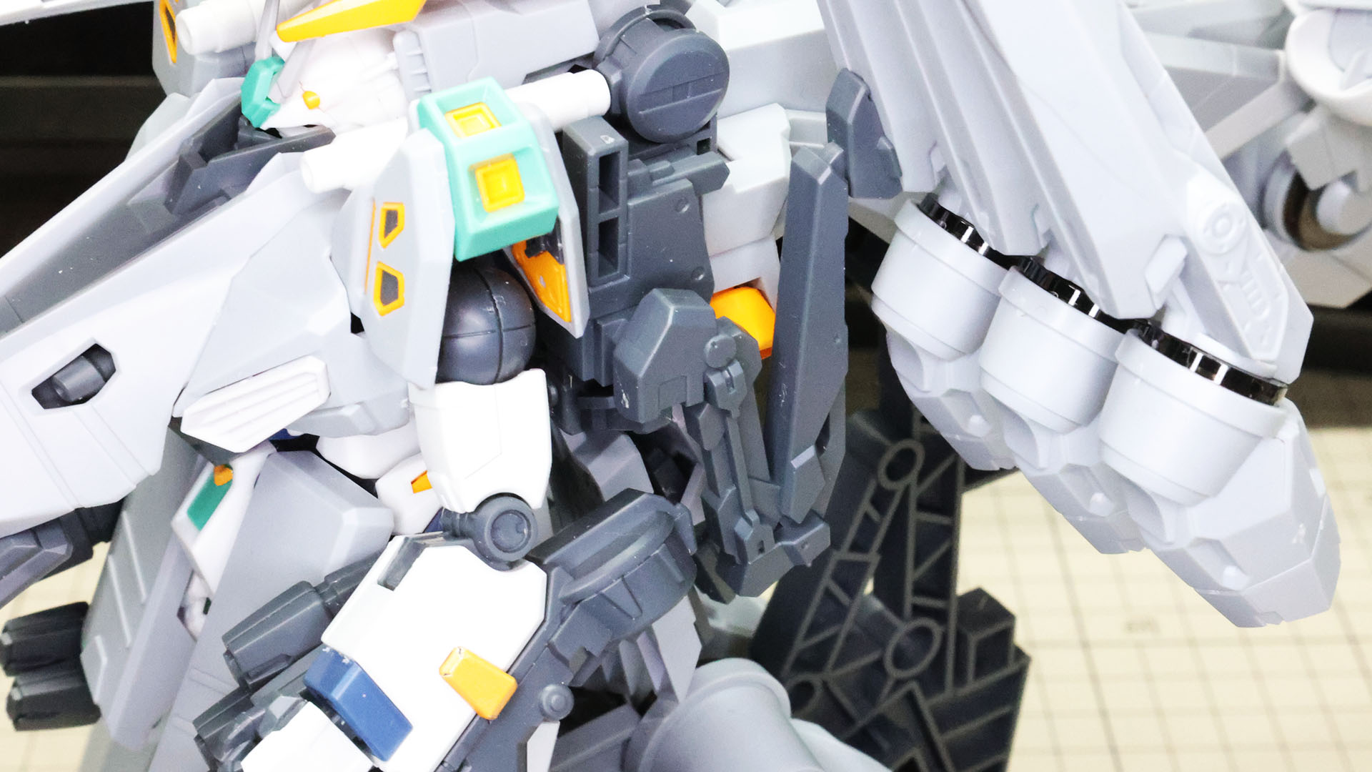 背面のシェルフ・ノズルも量産型νガンダムのバックパックのサイドにアームを接続します。ここに繋がっているからあのシーンができるのですね！