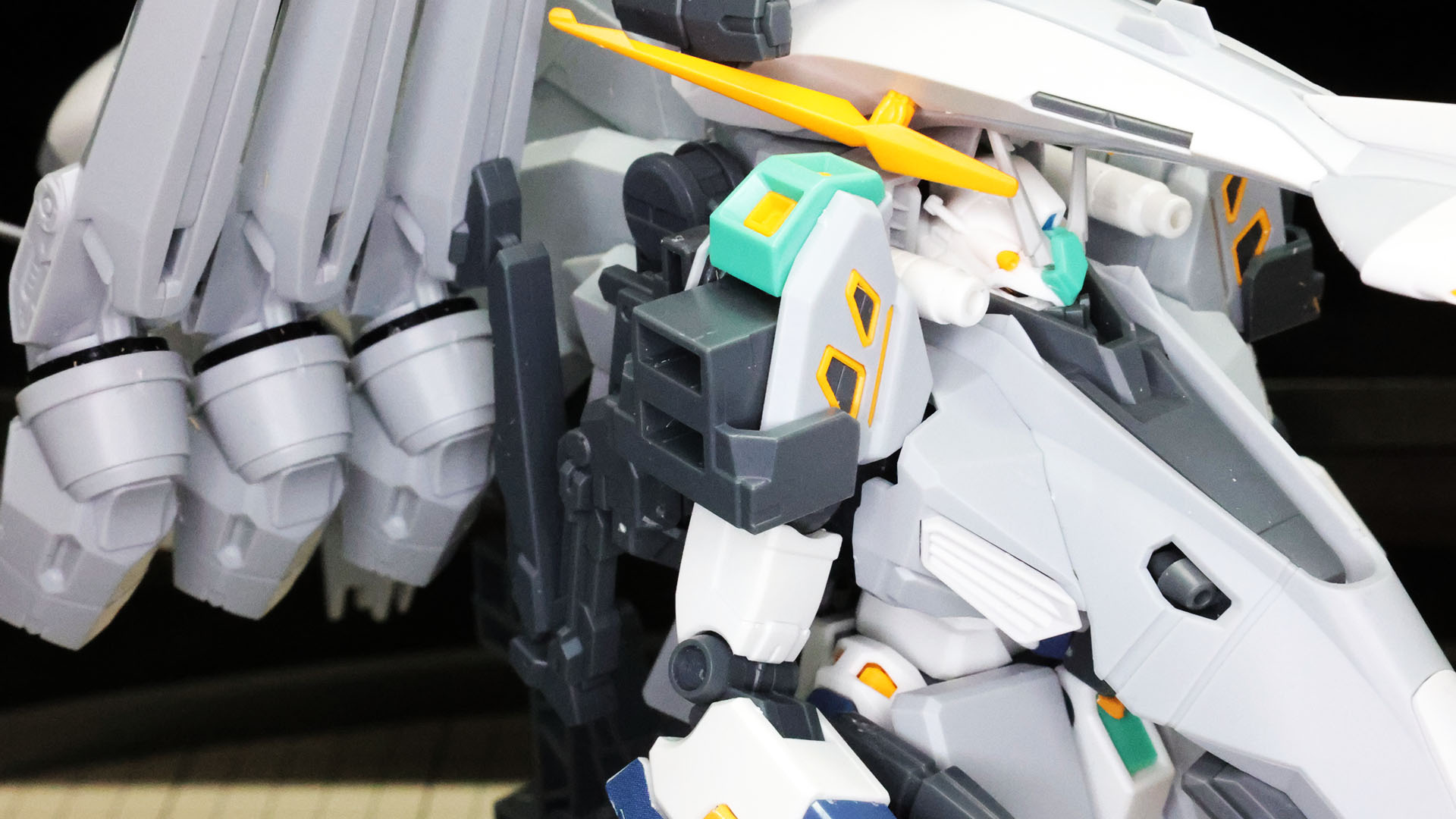 腕部は量産型νガンダムの反り上がった肩アーマーの内側とバックパックのアタッチメントの2か所に接続します