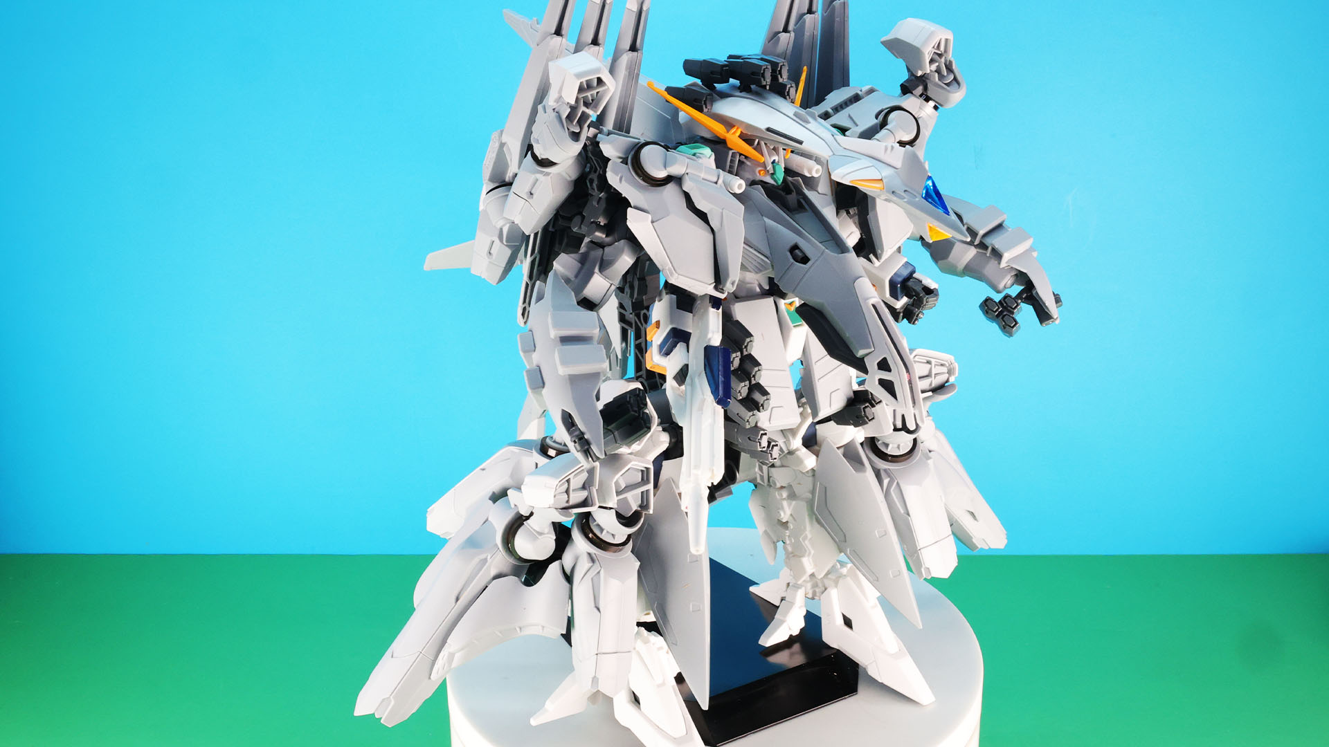 各部のユニットのぎっしり感！HGクラスをはるかに超えるディテールに感じます