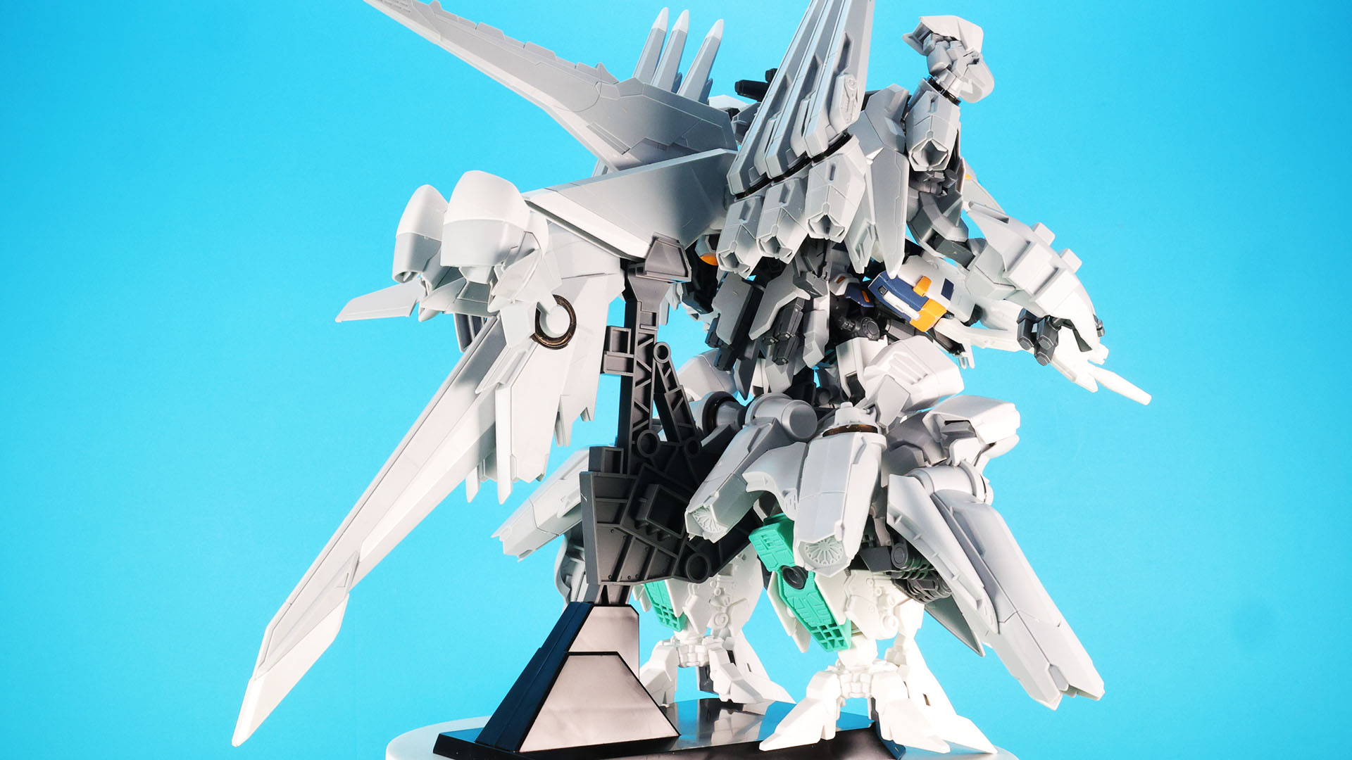 背面はさらに強烈なメカディテールが現れます