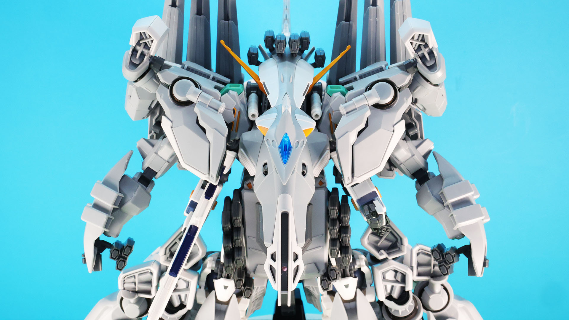 中にモビルスーツが収まっているとは想像しにくい、それだけで単騎の機体にも見えます