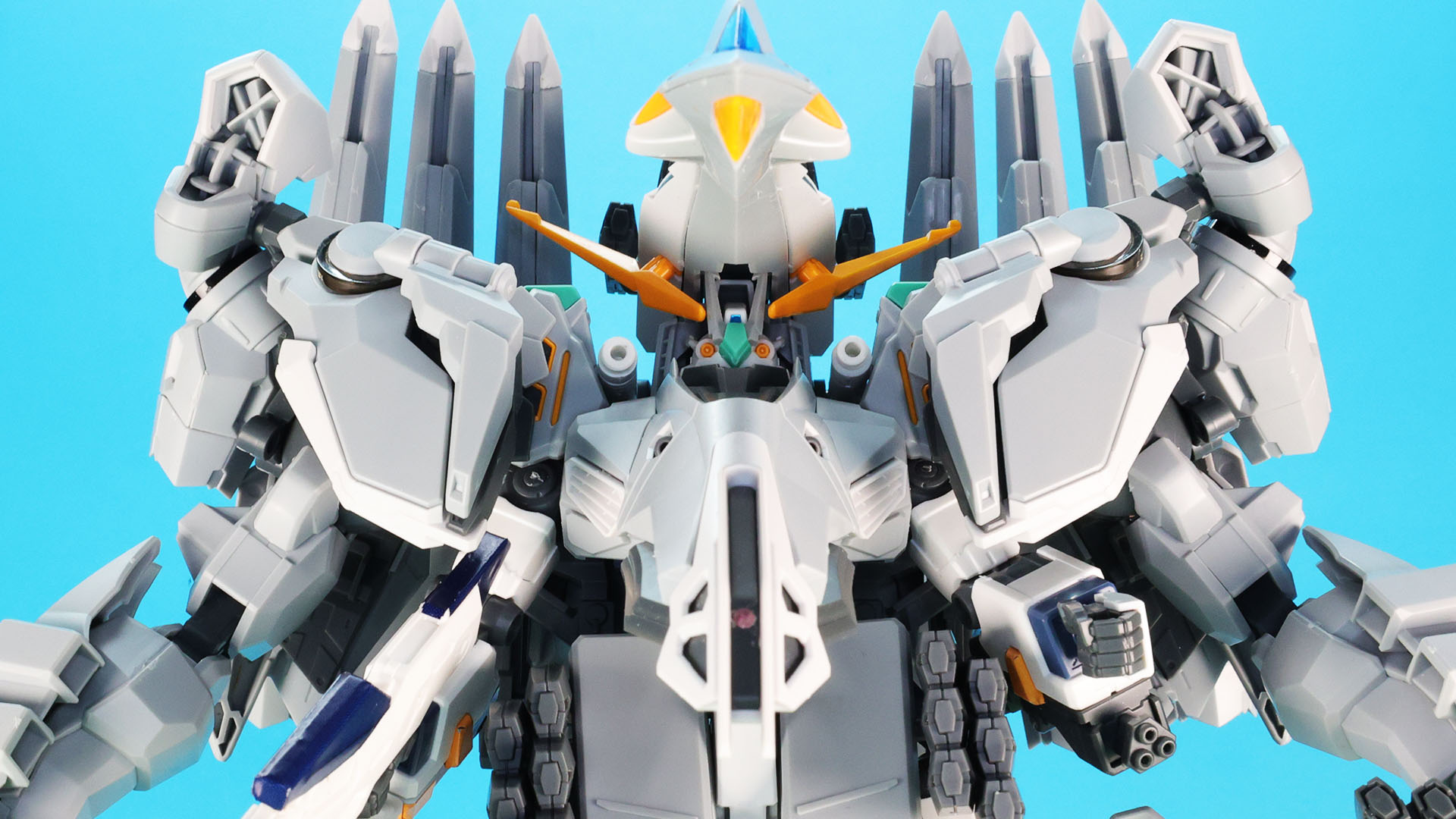 機首の奥には量産型νガンダムの頭部が埋まる形で保護されています