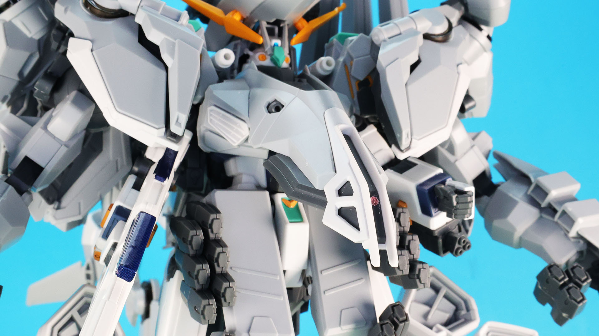 胸部の増加装甲先端にはモノアイもあります