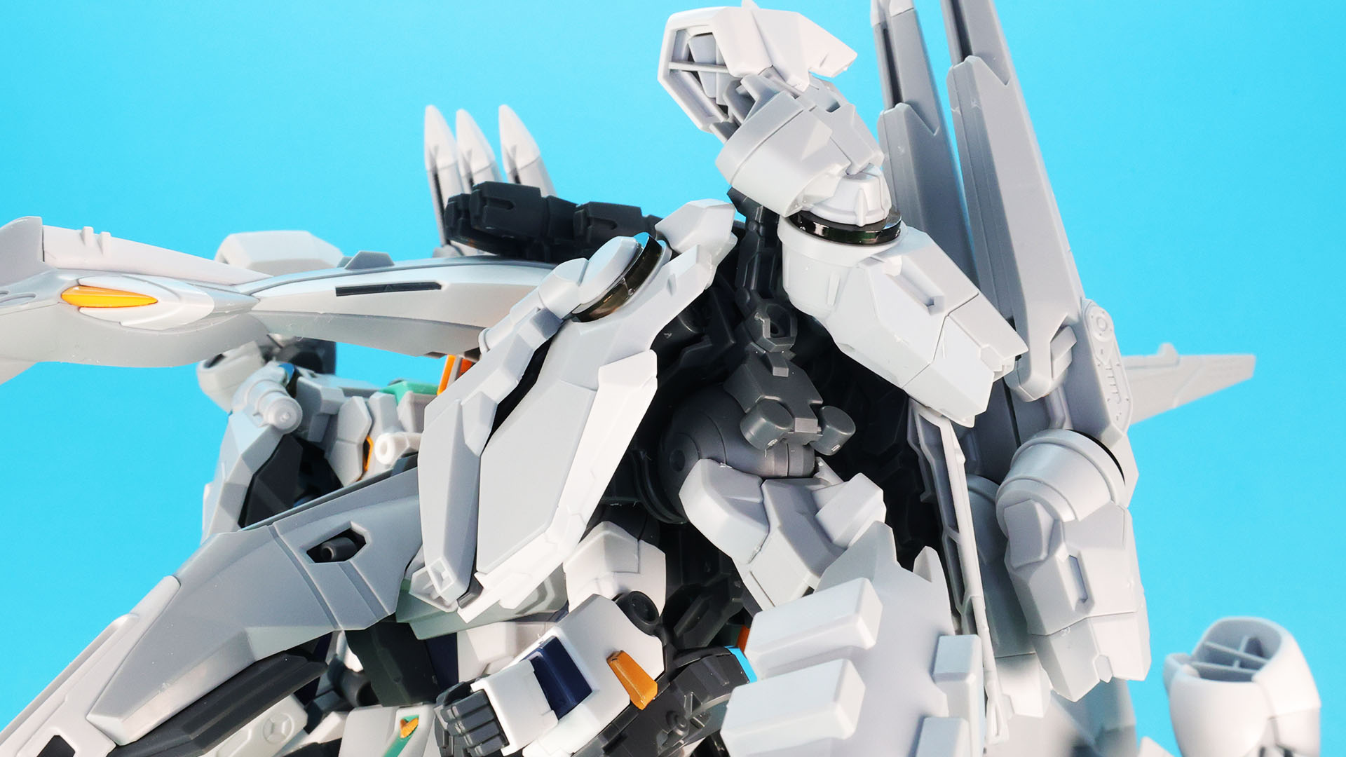 腕部は量産型νガンダムのもののほかに、アリュゼウス独自のユニットになっています