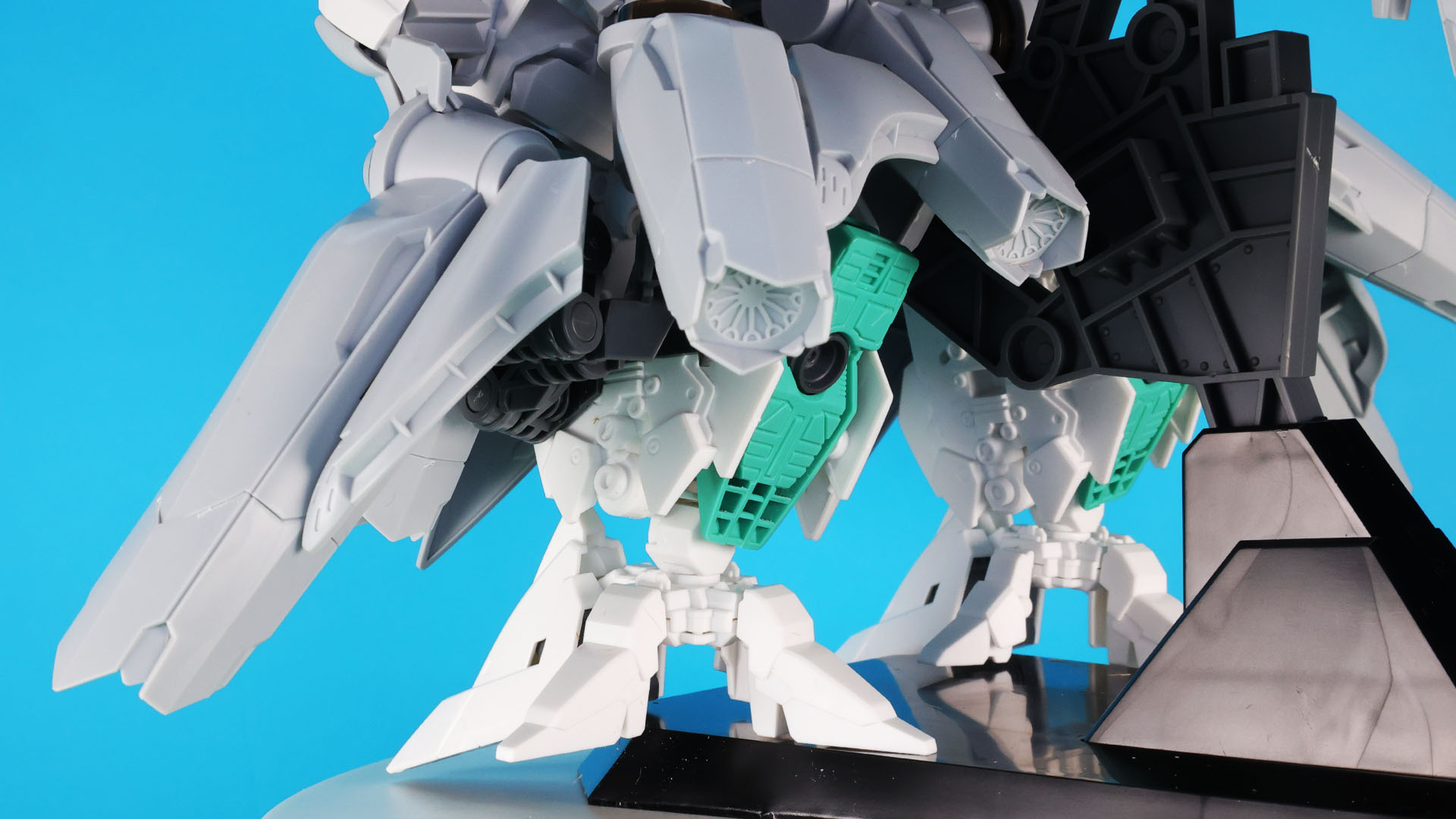 ランディングギアと呼ぶにふさわしい脚部は片方に4つのギアを持ちます