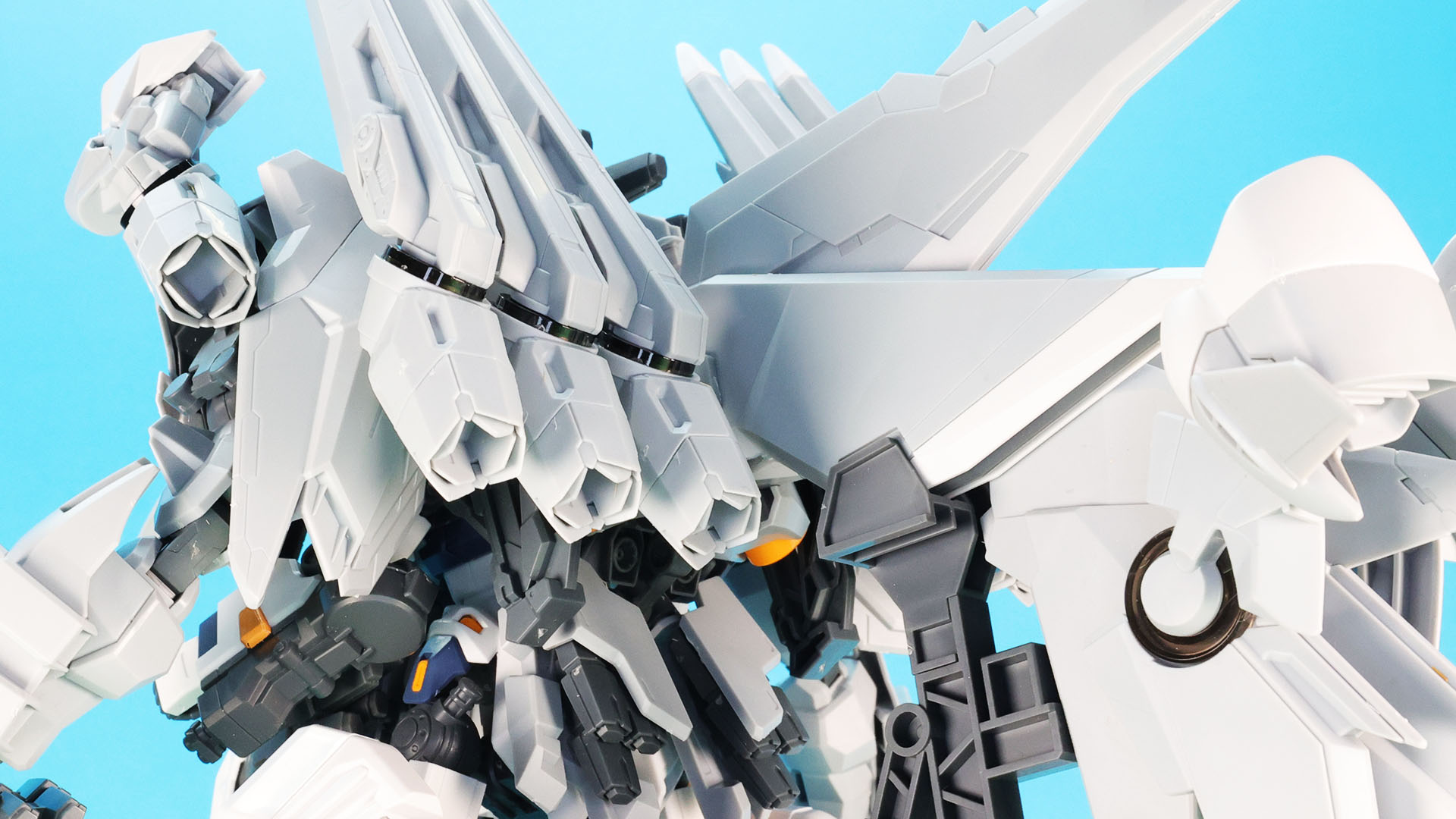 背面のシェルフ・ノズルは片側3基あり、量産型νガンダムのバックパックに取り付けられています