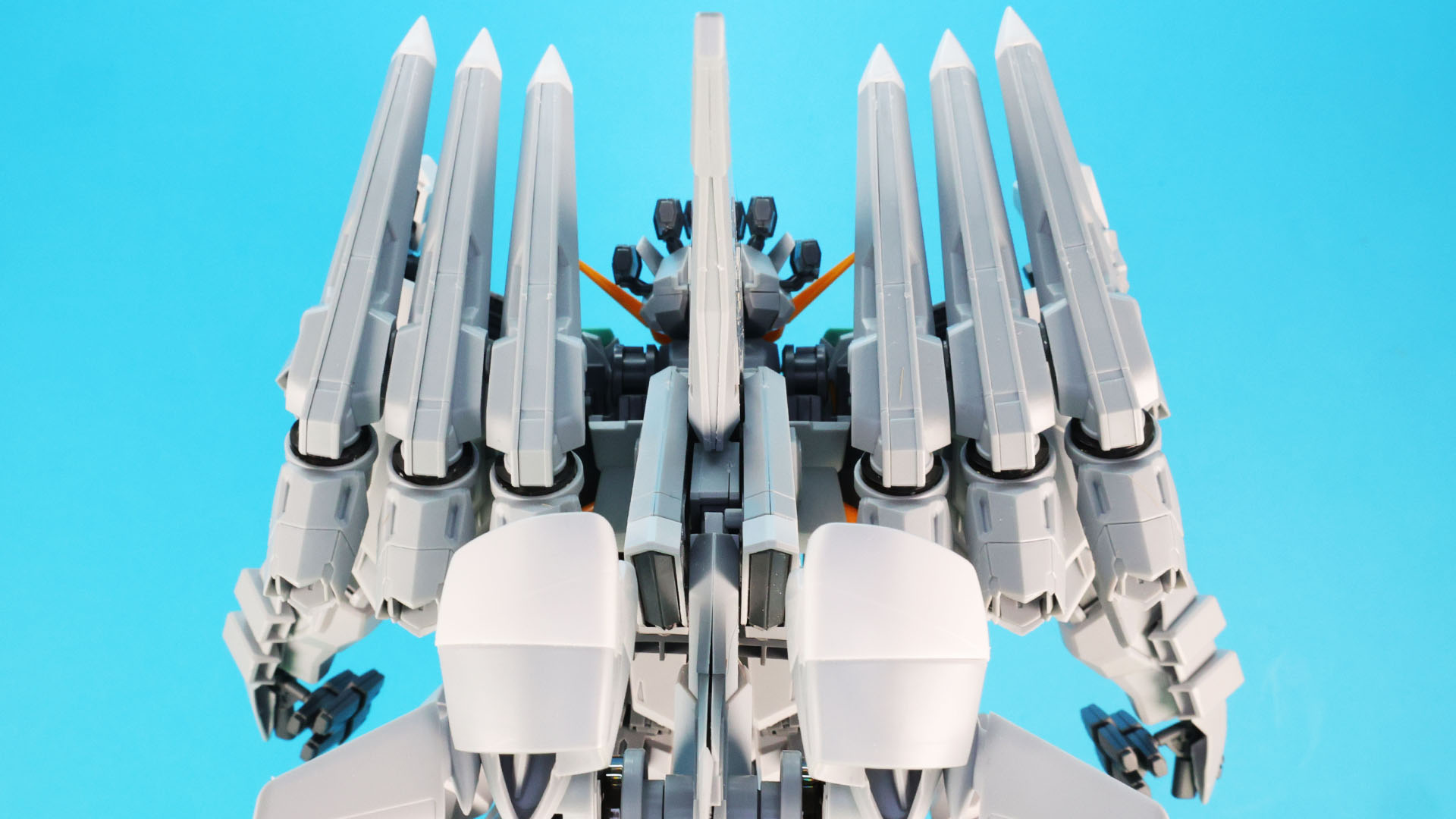 背面から見た様子。並ぶシェルフ・ノズルがかっこいい！