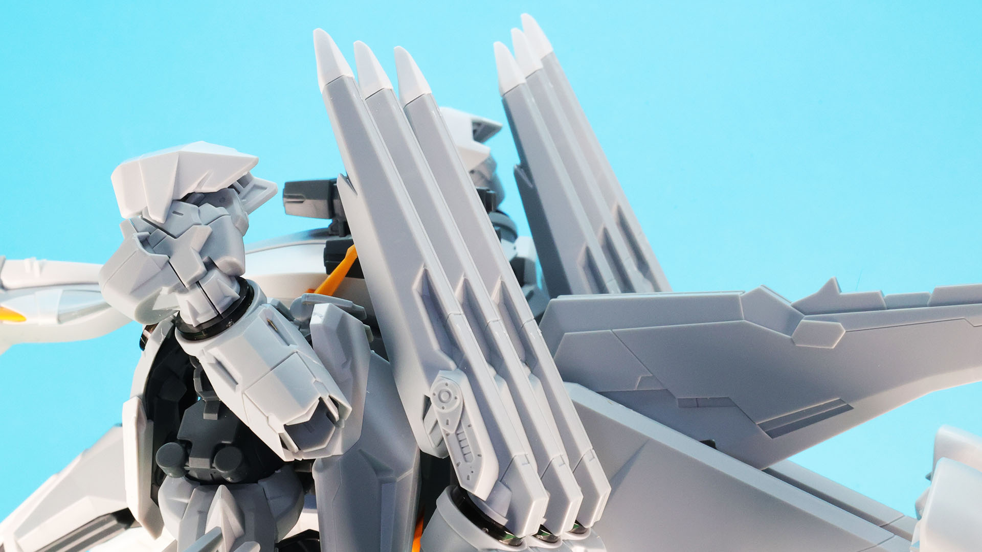 テール・スタビライザーは上下に自由に可動します