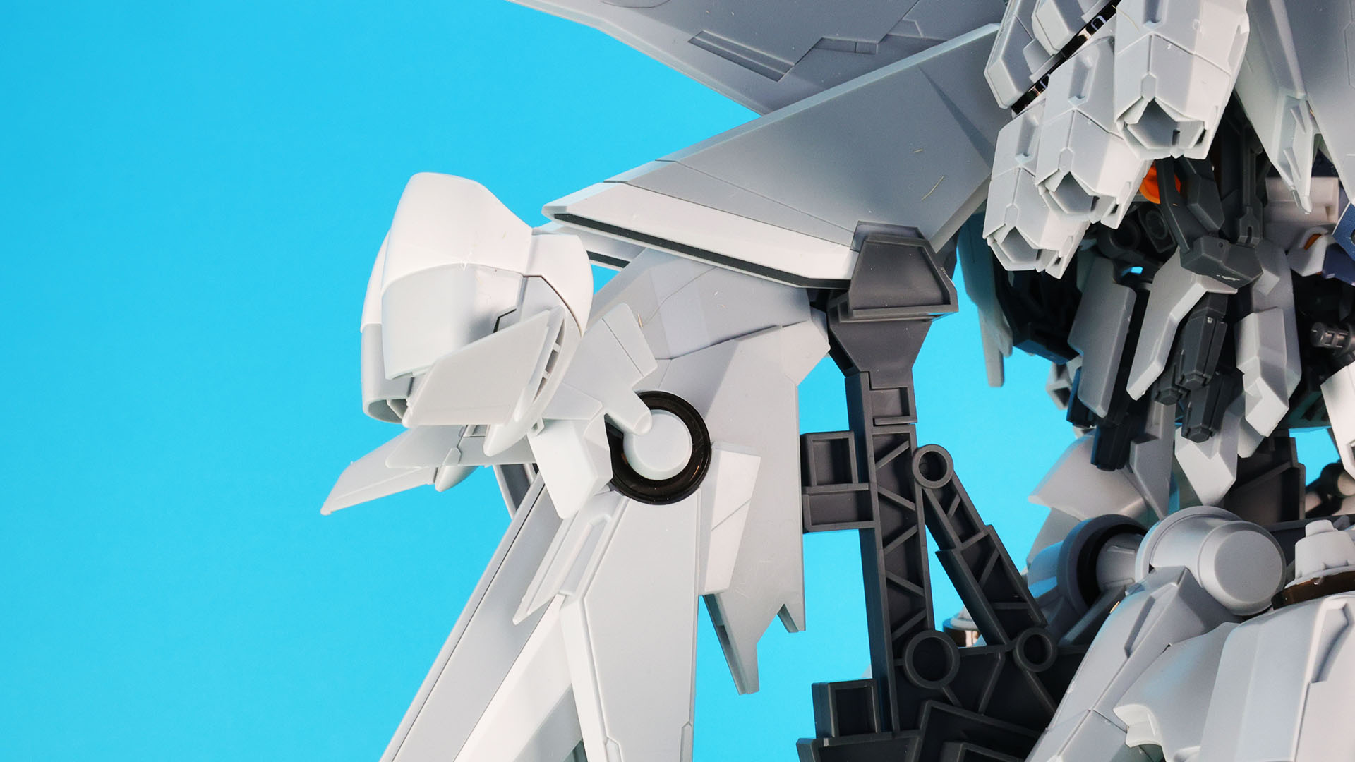 テール・スタビライザーは上下に自由に可動します