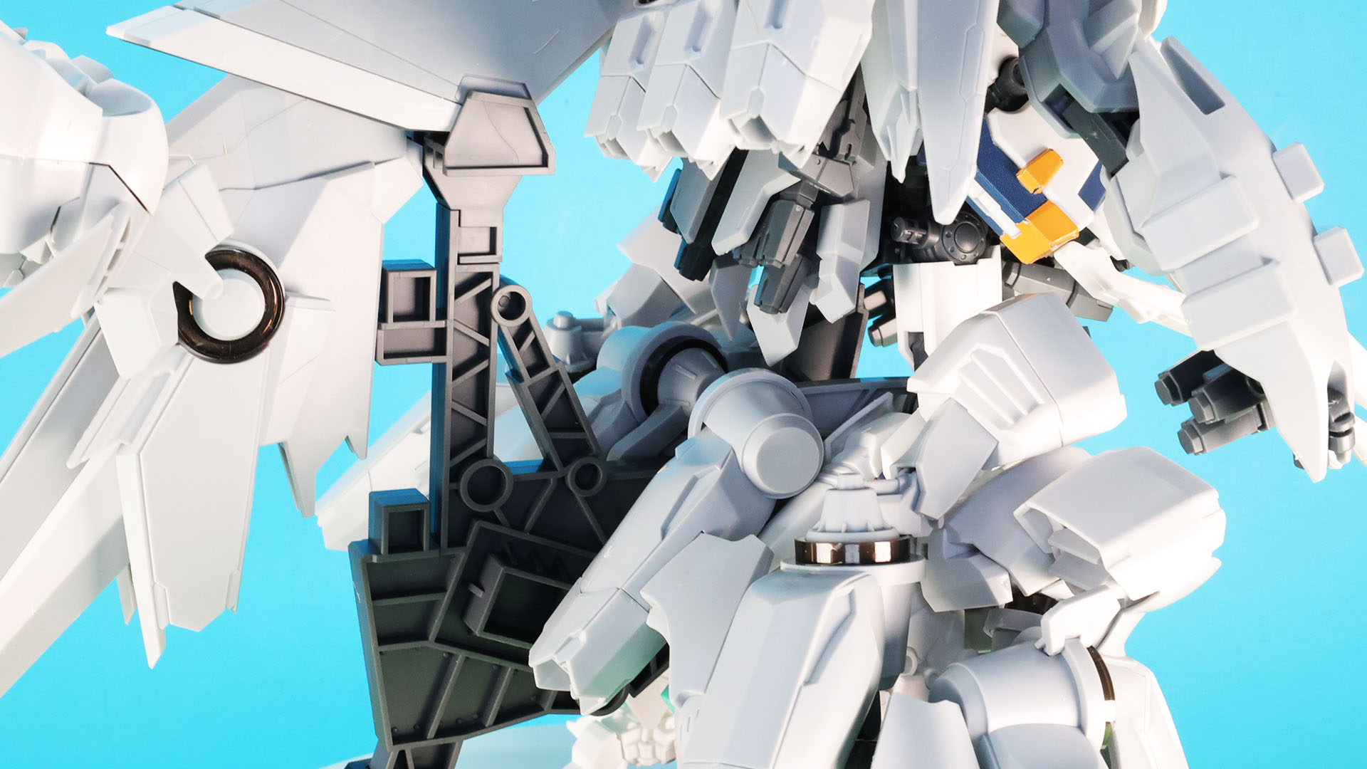 脚部裏側を始め、背面には推進機が並び高速機動を想像させます