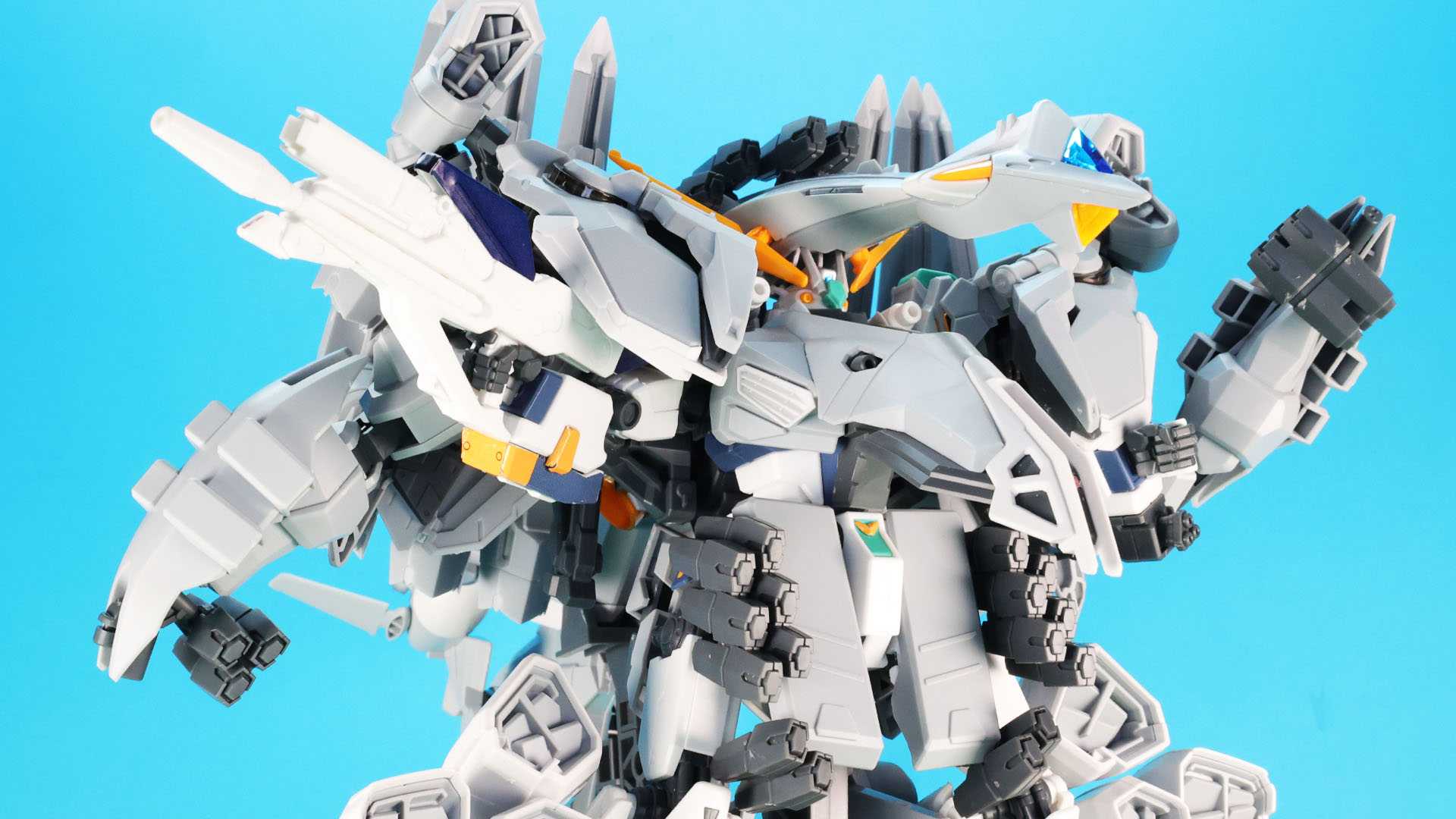 各部にユニットが多数あるので派手なアクションはできませんが、収まる量産型νガンダムの腕部などはある程度自由に動かせます