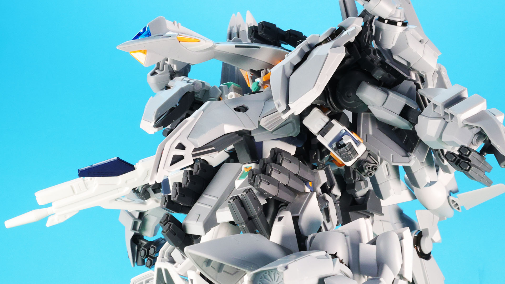 腰部増加装甲などにもミサイルを装備しています