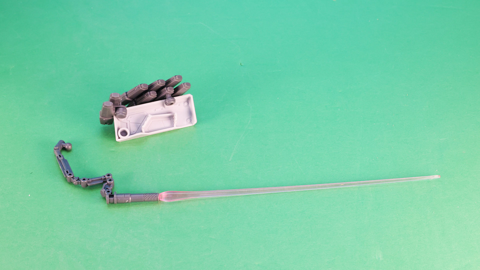 腰部装甲ユニット裏には“隠し腕”があり、そのパーツが用意されています。先端のビーム・サーベルは一体成型になっています