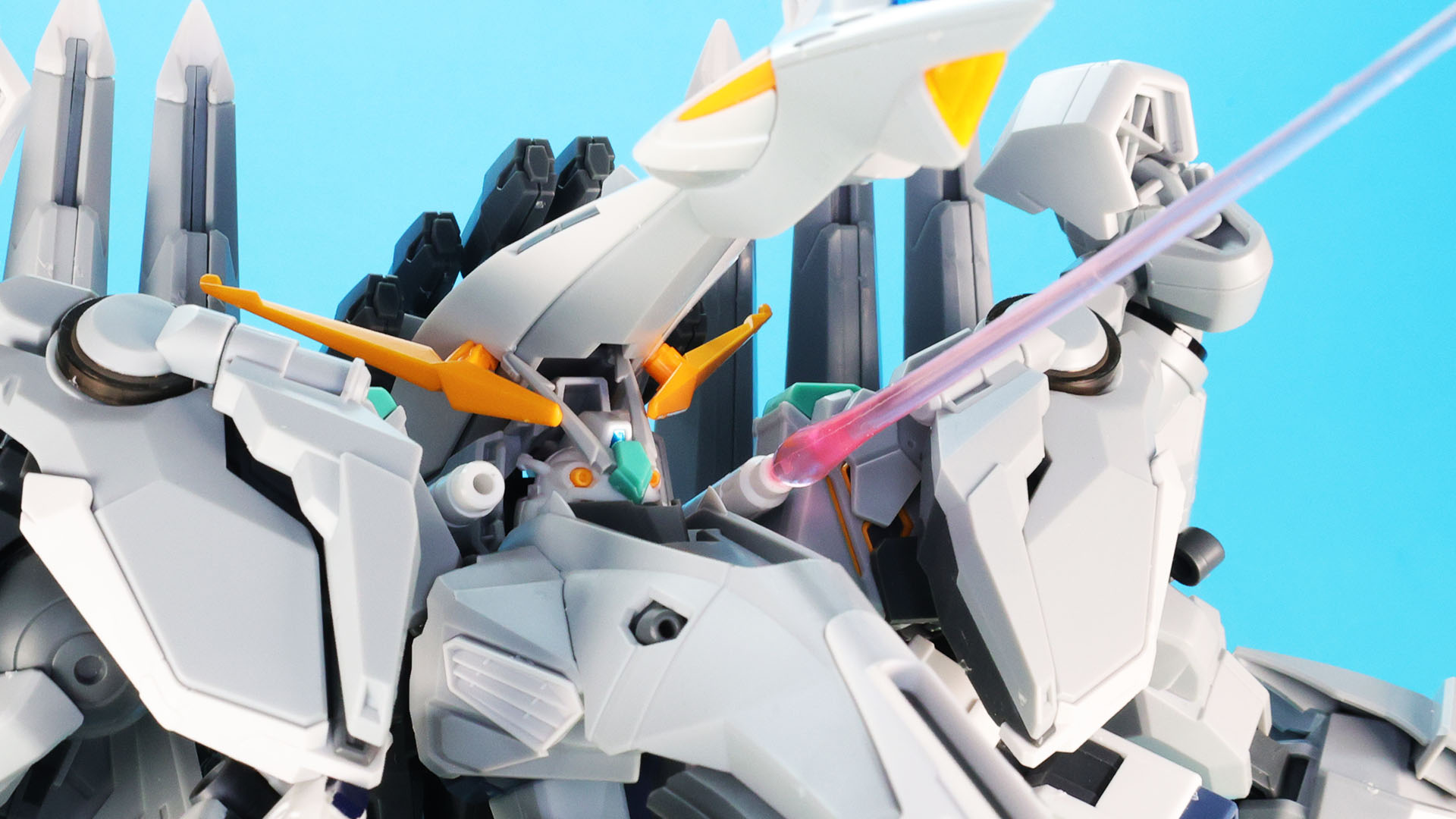 ビームエフェクトは肩の上にあるビーム・サーベル部にも取り付けできました。ビーム・キャノン的にも使えます