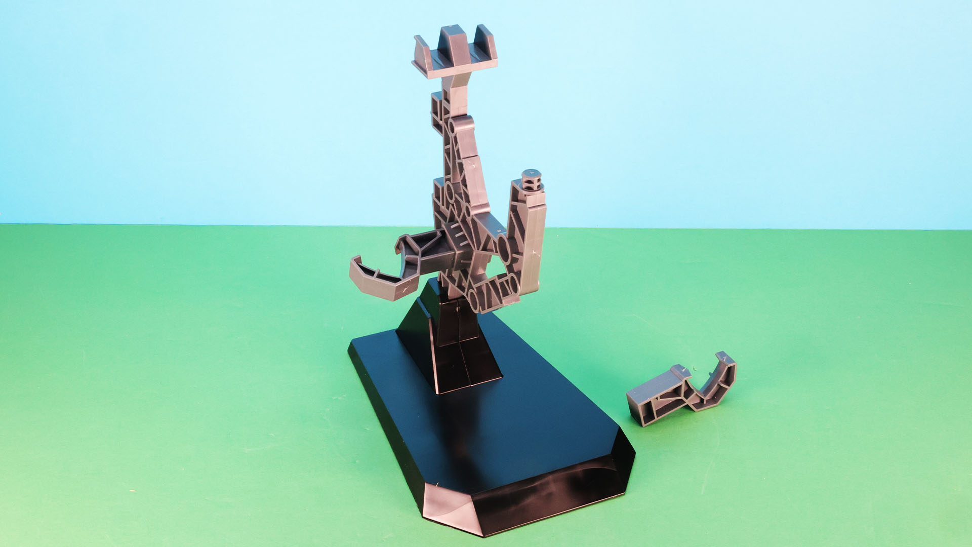 いよいよフライト・フォームへと変形させていきます。スタンドには脚部をホールドするパーツを取り付けます