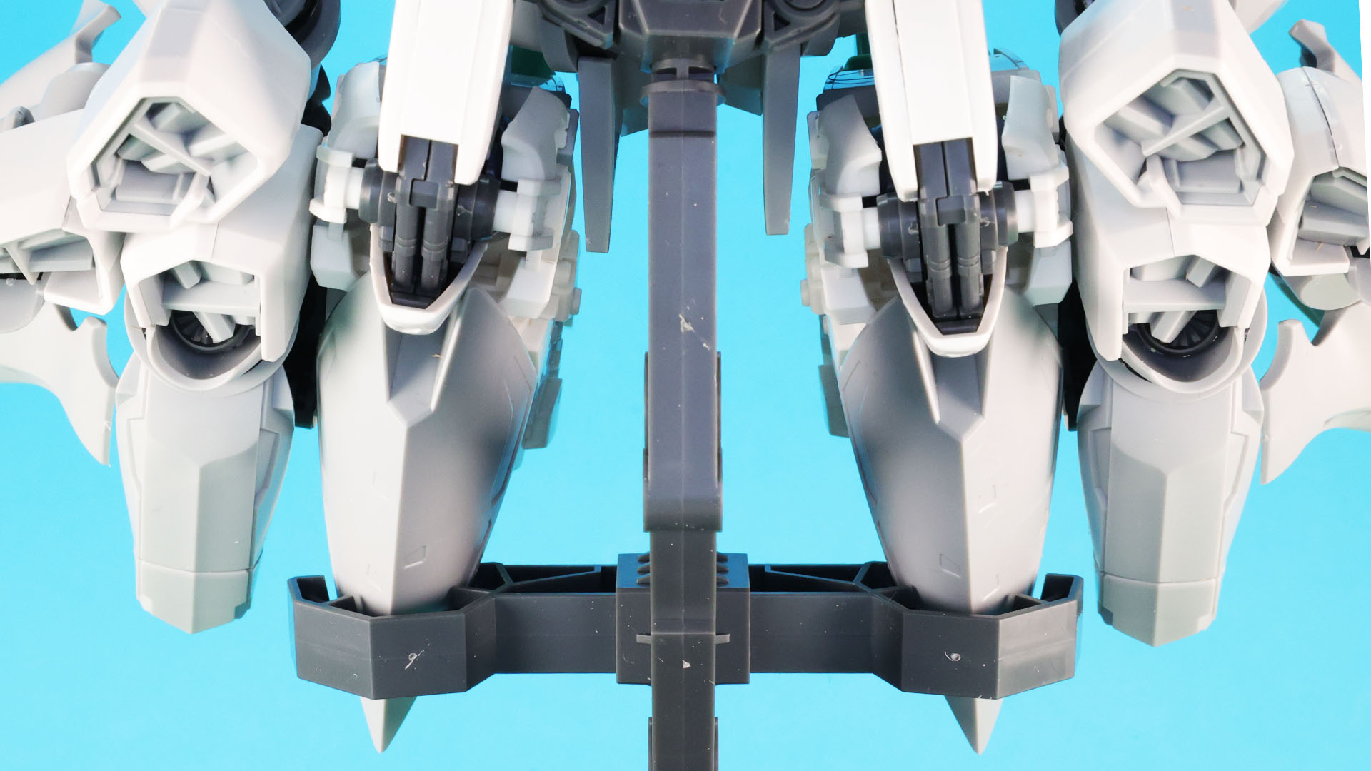 両脚はスタンドでホールドします