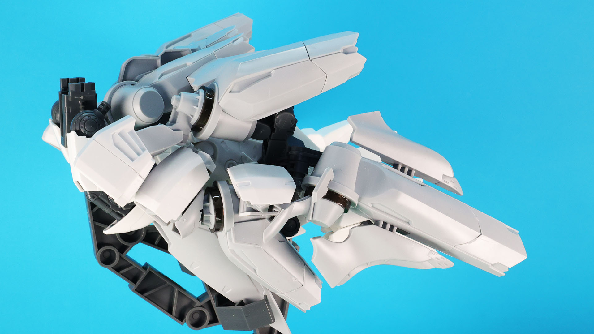 説明がとても難しいのですが、脚部のメカフレームのヒンジ構造をよく思い出して各推進機を定位置にもっていきます