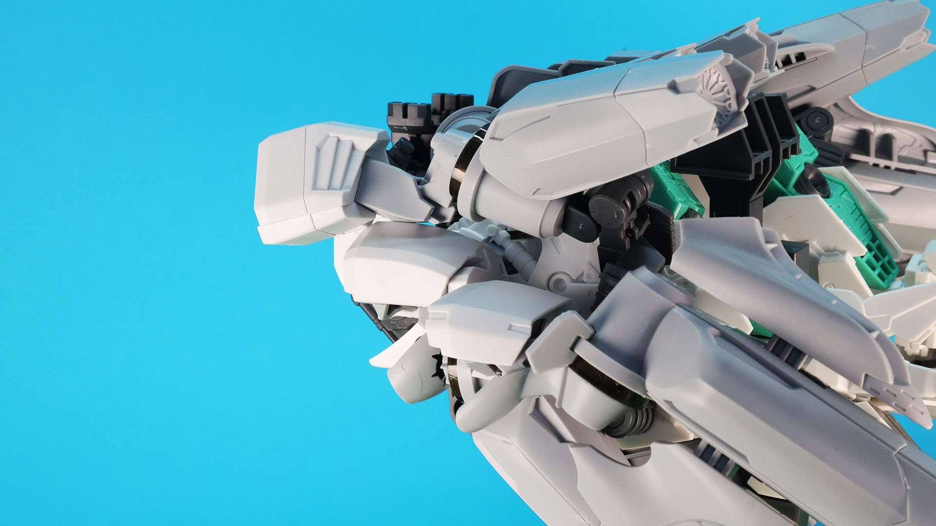 イメージとしては、集合していた推進機3基を前後に引き伸ばしていく、といえばいいでしょうか。無理な力をかけて破損させないように慎重に変形させていきます