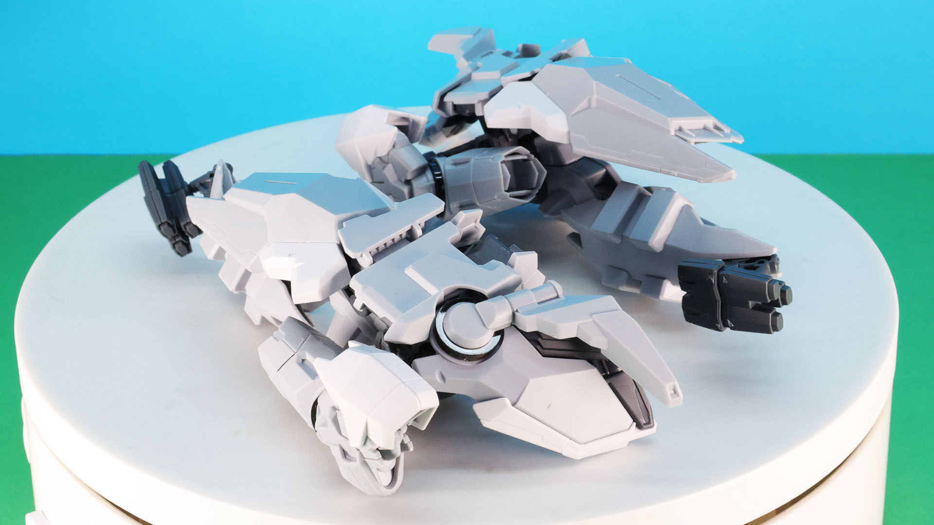 両腕を変形させました。腕本体は後ろへ流すイメージで、先端のミサイルは外側に位置します