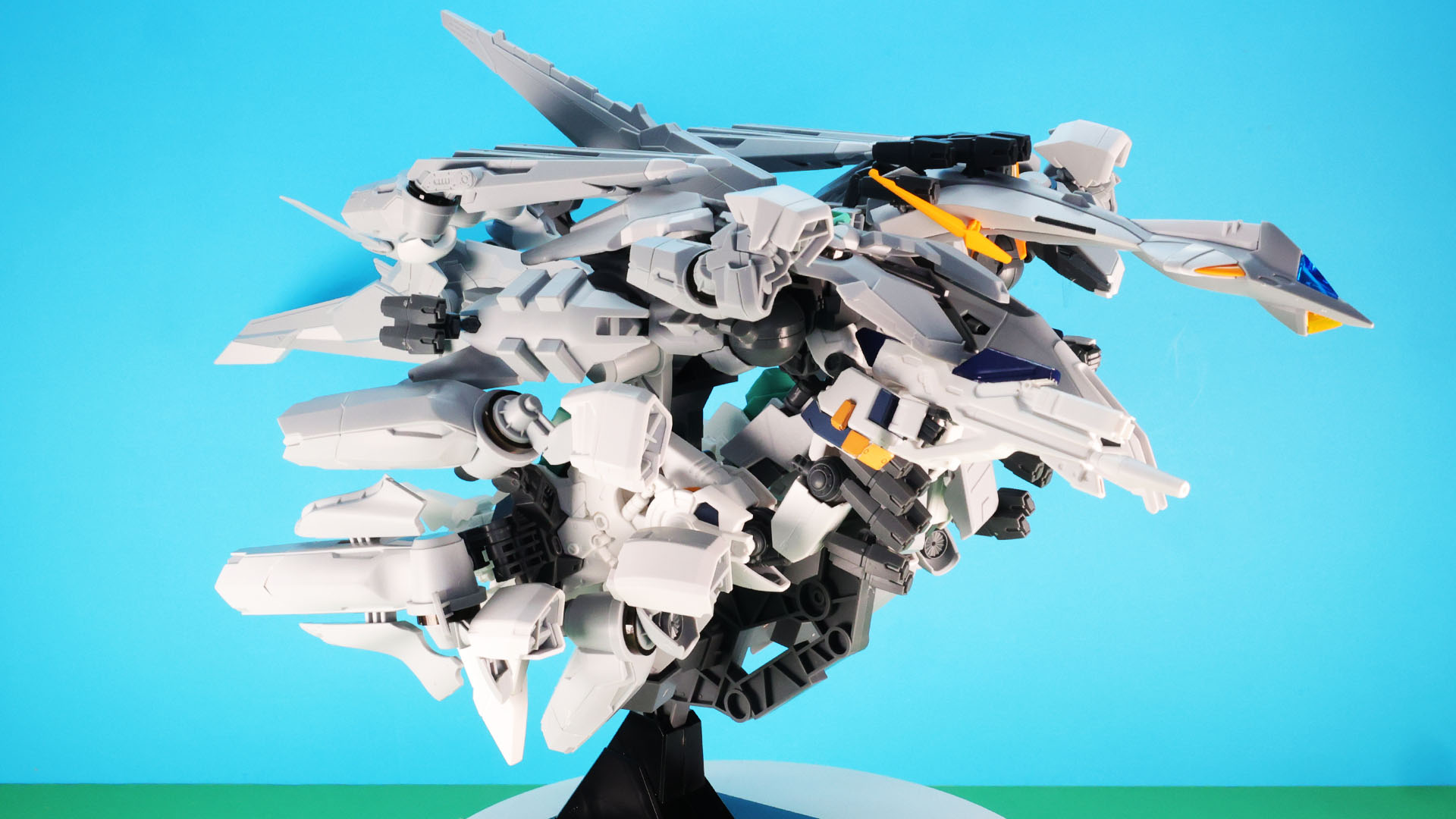 変形させた各部をドッキングさせフライト・フォームを完成させます