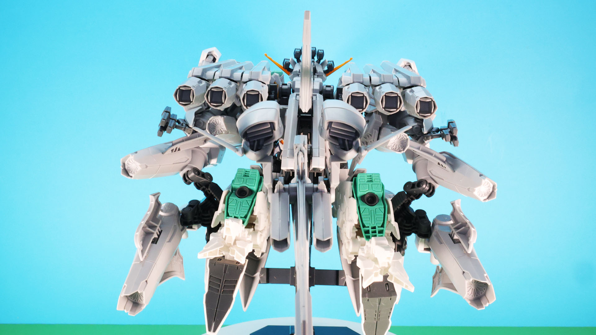 後方へ集中する推進機！量産型νガンダムのソールにあるノズルも加勢します