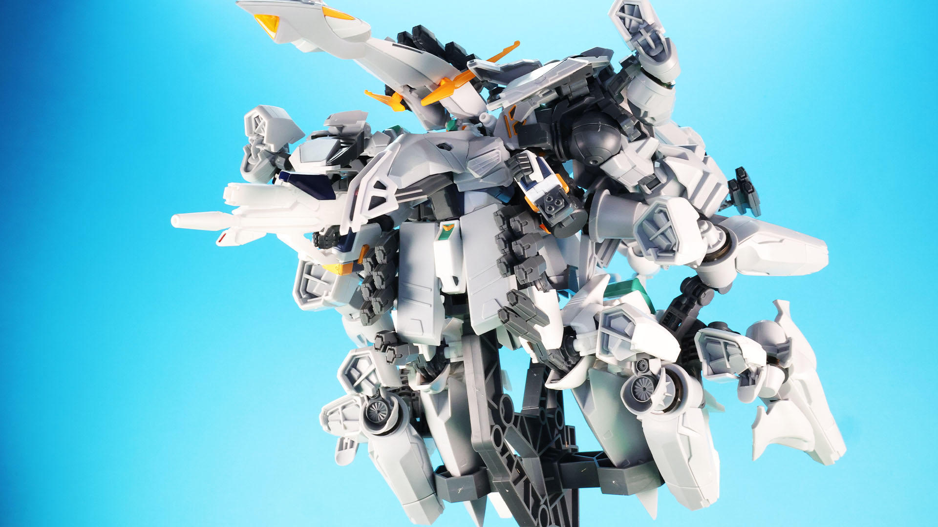 ミサイルも多数装備、量産型νガンダムはビーム・ライフルでの攻撃も可能