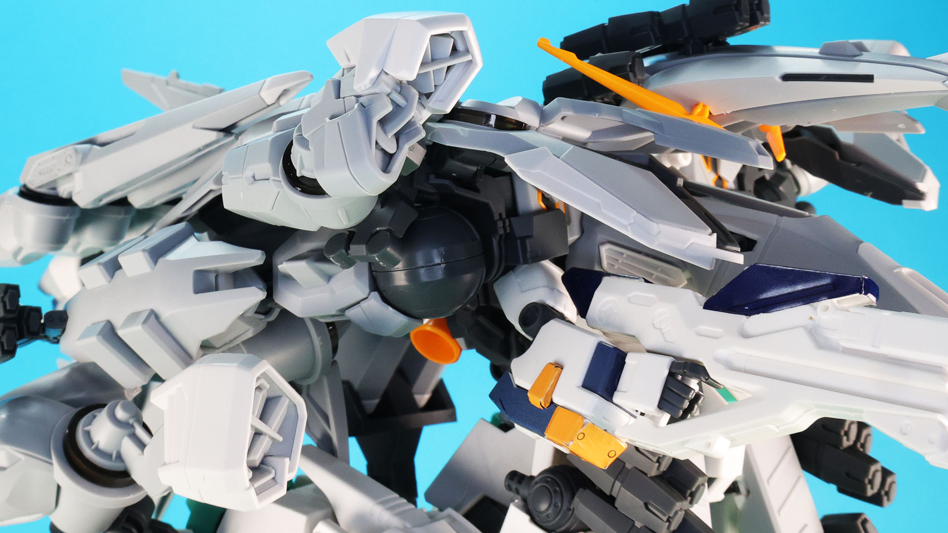 その肩アーマーと量産型νガンダムの腕部の密度感がすごい！