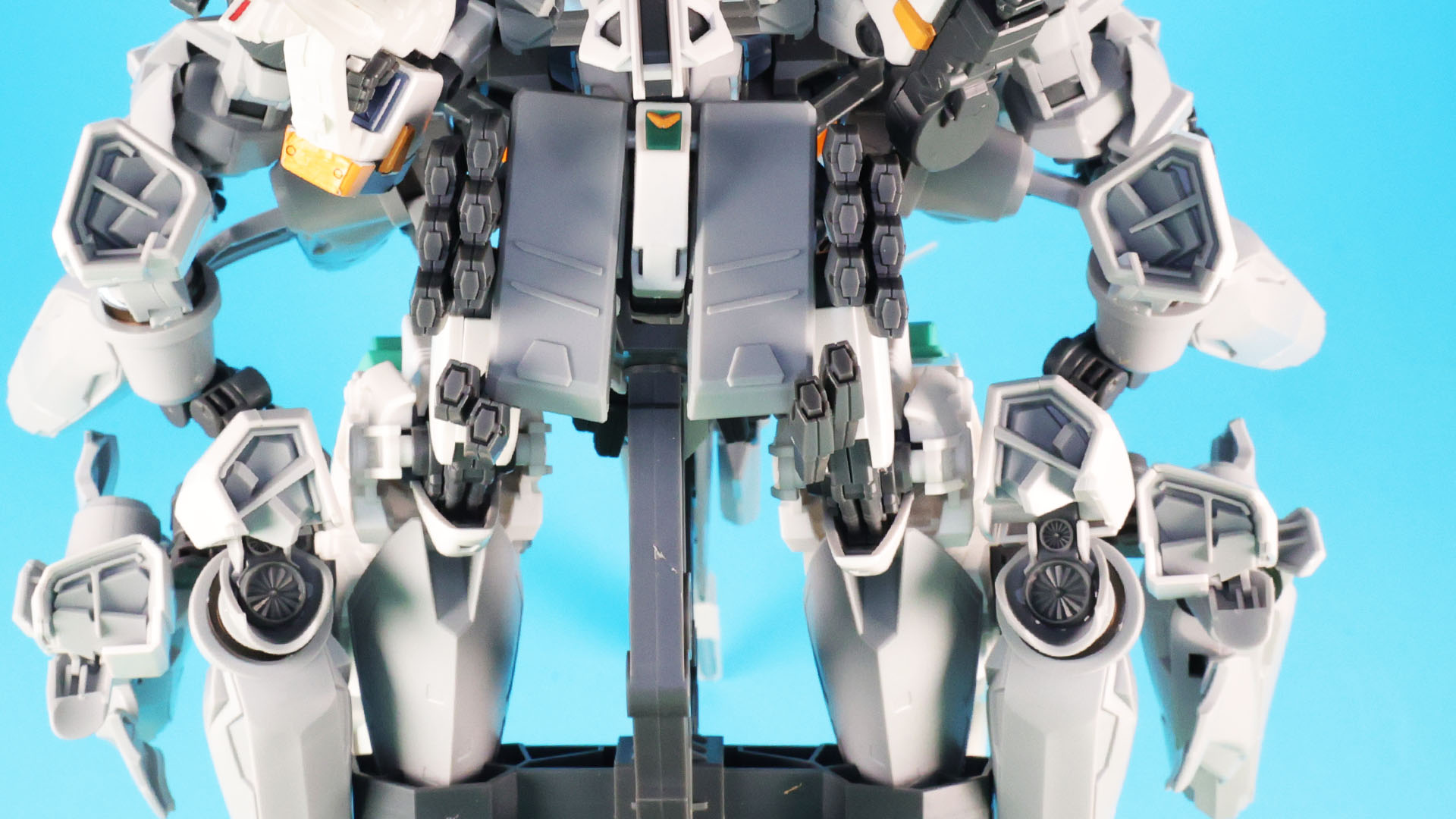 各推進機のインテークのディテールがすごい。タービンブレードのようなディテールも見えます