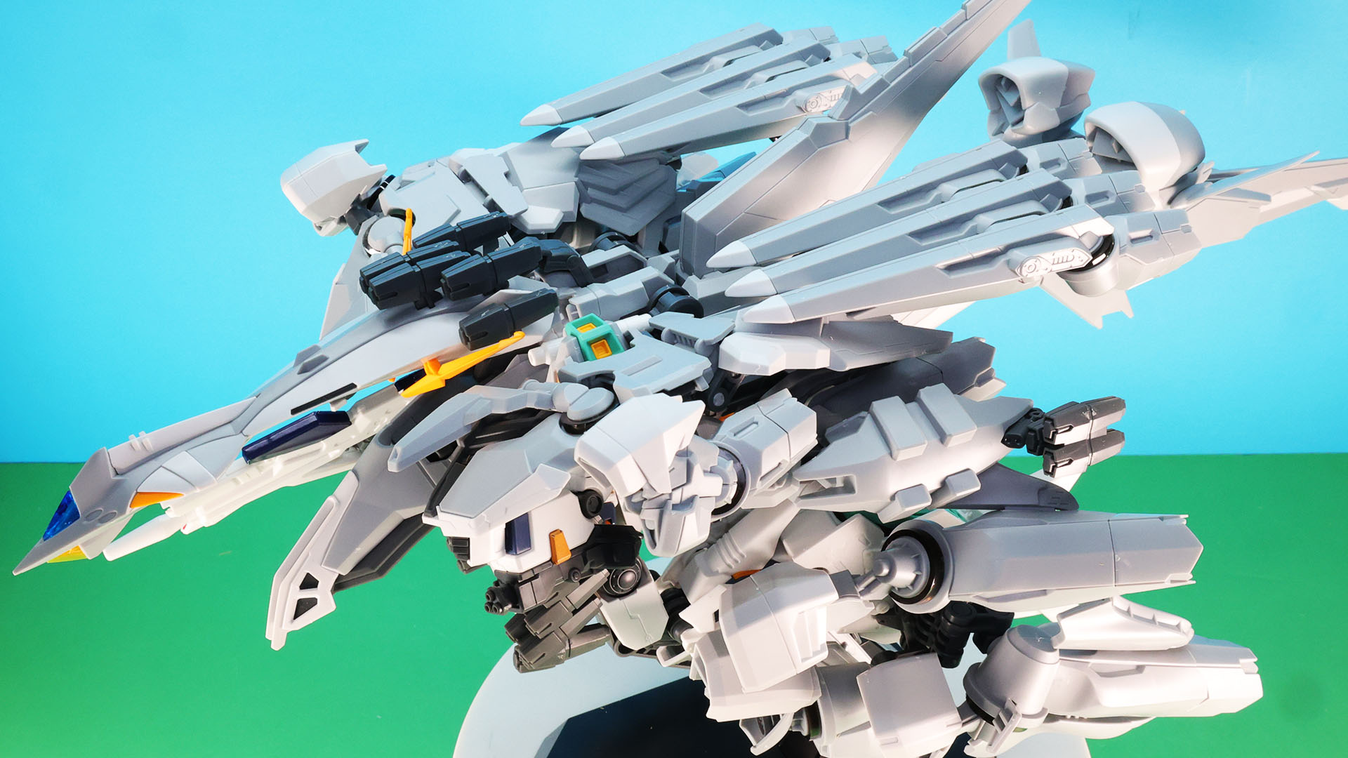 遅れて合流してきたΞガンダムに急襲する！