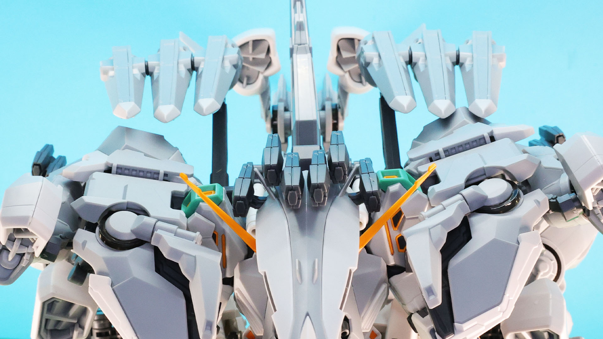 そのミサイルは機体上面にも並んでいます